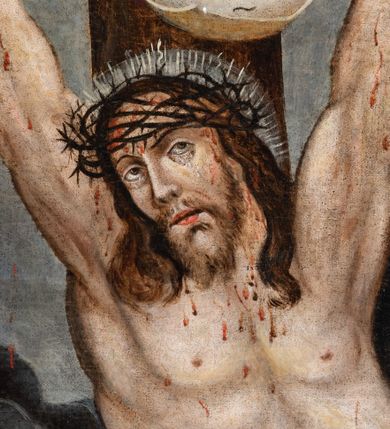 Zdjęcie nr 4: Obraz w kształcie stojącego prostokąta, przedstawiający ukrzyżowanego Chrystusa. W centrum kompozycji jest ukazany Zbawiciel, przybity do krzyża trzema gwoździami. Ciało w dużym zwisie o wyraźnie podkreślonej muskulaturze, esowato wygięte, ręce ułożone na kształt litery „V”, głowa przechylona delikatnie na prawe ramię. Twarz podłużna z  długim nosem, delikatnie rozchylonymi ustami, okolona średniej długości brodą. Włosy długie, opadające falami na piersi. Na głowie ma założoną koronę cierniową, a wokół niej biały nimb. Biodra opasa luźno przewiązane, białe perizonium z jednym końcem rozwianym wzdłuż lewego uda. Nad głową zawieszony jest titulus w formie białej banderoli z napisem w języku hebrajskim, greckim i łacińskim „IESVS NASA/RENVS REX / IVDAEORVM”. Chrystus ma zaznaczone na ciele liczne ślady męki i spływające obficie strużki krwi. U dołu obrazu widoczny jest pejzaż miejski, a po prawej stronie wysokie wzniesienie z przekrzywionym, niewielkim drzewem. Tło obrazu jest ciemne i pochmurne z księżycem po lewej stronie i słońcem po prawej, wyłaniającymi się z ciemnych obłoków. Na dole krzyża umieszczony jest napis: „Reno[vatum] A(nno) D(omini) 1812”, a na odwrociu „RENOVATUM / A(NNO) D(OMINI) 1989 / Z FUNDACJI KS(IĘDZA) PRAŁATA / BRONISŁAWA FIDELUSA / KANCLERZA KURII / RODEM Z ZEMBRZYC”. Obraz ujęty jest w drewnianą, profilowaną i złoconą ramę.

