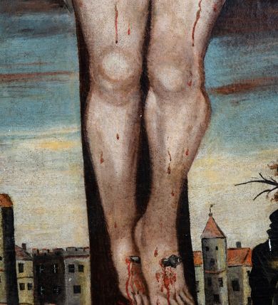 Zdjęcie nr 9: Obraz w kształcie stojącego prostokąta, przedstawiający ukrzyżowanego Chrystusa. W centrum kompozycji jest ukazany Zbawiciel, przybity do krzyża trzema gwoździami. Ciało w dużym zwisie o wyraźnie podkreślonej muskulaturze, esowato wygięte, ręce ułożone na kształt litery „V”, głowa przechylona delikatnie na prawe ramię. Twarz podłużna z  długim nosem, delikatnie rozchylonymi ustami, okolona średniej długości brodą. Włosy długie, opadające falami na piersi. Na głowie ma założoną koronę cierniową, a wokół niej biały nimb. Biodra opasa luźno przewiązane, białe perizonium z jednym końcem rozwianym wzdłuż lewego uda. Nad głową zawieszony jest titulus w formie białej banderoli z napisem w języku hebrajskim, greckim i łacińskim „IESVS NASA/RENVS REX / IVDAEORVM”. Chrystus ma zaznaczone na ciele liczne ślady męki i spływające obficie strużki krwi. U dołu obrazu widoczny jest pejzaż miejski, a po prawej stronie wysokie wzniesienie z przekrzywionym, niewielkim drzewem. Tło obrazu jest ciemne i pochmurne z księżycem po lewej stronie i słońcem po prawej, wyłaniającymi się z ciemnych obłoków. Na dole krzyża umieszczony jest napis: „Reno[vatum] A(nno) D(omini) 1812”, a na odwrociu „RENOVATUM / A(NNO) D(OMINI) 1989 / Z FUNDACJI KS(IĘDZA) PRAŁATA / BRONISŁAWA FIDELUSA / KANCLERZA KURII / RODEM Z ZEMBRZYC”. Obraz ujęty jest w drewnianą, profilowaną i złoconą ramę.

