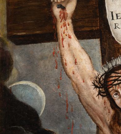 Zdjęcie nr 6: Obraz w kształcie stojącego prostokąta, przedstawiający ukrzyżowanego Chrystusa. W centrum kompozycji jest ukazany Zbawiciel, przybity do krzyża trzema gwoździami. Ciało w dużym zwisie o wyraźnie podkreślonej muskulaturze, esowato wygięte, ręce ułożone na kształt litery „V”, głowa przechylona delikatnie na prawe ramię. Twarz podłużna z  długim nosem, delikatnie rozchylonymi ustami, okolona średniej długości brodą. Włosy długie, opadające falami na piersi. Na głowie ma założoną koronę cierniową, a wokół niej biały nimb. Biodra opasa luźno przewiązane, białe perizonium z jednym końcem rozwianym wzdłuż lewego uda. Nad głową zawieszony jest titulus w formie białej banderoli z napisem w języku hebrajskim, greckim i łacińskim „IESVS NASA/RENVS REX / IVDAEORVM”. Chrystus ma zaznaczone na ciele liczne ślady męki i spływające obficie strużki krwi. U dołu obrazu widoczny jest pejzaż miejski, a po prawej stronie wysokie wzniesienie z przekrzywionym, niewielkim drzewem. Tło obrazu jest ciemne i pochmurne z księżycem po lewej stronie i słońcem po prawej, wyłaniającymi się z ciemnych obłoków. Na dole krzyża umieszczony jest napis: „Reno[vatum] A(nno) D(omini) 1812”, a na odwrociu „RENOVATUM / A(NNO) D(OMINI) 1989 / Z FUNDACJI KS(IĘDZA) PRAŁATA / BRONISŁAWA FIDELUSA / KANCLERZA KURII / RODEM Z ZEMBRZYC”. Obraz ujęty jest w drewnianą, profilowaną i złoconą ramę.

