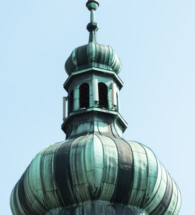 Zdjęcie nr 14: Kościół św. Jana Chrzciciela w Zembrzycach jest usytuowany na zachód od głównej drogi prowadzącej z Makowa Podhalańskiego do Wadowic i położony w centrum wsi, na placu otoczonym żeliwnym płotem na kamiennej podmurówce. Wejście na plac przykościelny prowadzi przez bramę od zachodu i wąską bramkę od północy. Kościół jest budowlą orientowaną, założoną na planie prostokąta, trójnawową, pseudohalową z prezbiterium zamkniętym trójbocznie, przy którym od północy znajduje się kaplica, a od południa piętrowa zakrystia z przedsionkiem i emporą otwartą na prezbiterium. Do nawy od strony północnej przylega wąska kruchta, nakryta dwuspadowym daszkiem. Od zachodu świątyni jest czworoboczna, masywna wieża, w górnej jednej trzeciej wysokości ośmioboczna, nakryta hełmem baniastym z latarnią. W fasadzie wysoka, półkolista wnęka z portalem i oknem termalnym. Przy wieży od północny składzik, a od południa kaplica. Ściany prezbiterium, nawy oraz elewacje aneksów w narożnikach artykułowane są szkarpami. Elewacje boczne zwieńczone ceglanym, zygzakowatym fryzem z krzyżykami. Szczyty na zakończeniach korpusu ozdobione kamiennymi szyszkami. W nawie okna trójdzielne z kamiennymi przezroczami, zamknięte łukami półkolistymi; w prezbiterium prostokątne zamknięte półkoliście. Świątynia nakryta jest dachem dwuspadowym. Na zakończeniu nawy znajduje się wieżyczka na sygnaturkę z baniastym hełmem. Wewnątrz nawy oddzielone są kolumnami z ośmiobocznymi głowicami, które wspierają sklepienia kolebkowe z lunetami. Empory i kaplice otwarte są arkadami półkolistymi. Prezbiterium podniesione jest o poziom dwóch stopni.
