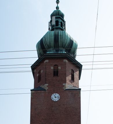 Zdjęcie nr 17: Kościół św. Jana Chrzciciela w Zembrzycach jest usytuowany na zachód od głównej drogi prowadzącej z Makowa Podhalańskiego do Wadowic i położony w centrum wsi, na placu otoczonym żeliwnym płotem na kamiennej podmurówce. Wejście na plac przykościelny prowadzi przez bramę od zachodu i wąską bramkę od północy. Kościół jest budowlą orientowaną, założoną na planie prostokąta, trójnawową, pseudohalową z prezbiterium zamkniętym trójbocznie, przy którym od północy znajduje się kaplica, a od południa piętrowa zakrystia z przedsionkiem i emporą otwartą na prezbiterium. Do nawy od strony północnej przylega wąska kruchta, nakryta dwuspadowym daszkiem. Od zachodu świątyni jest czworoboczna, masywna wieża, w górnej jednej trzeciej wysokości ośmioboczna, nakryta hełmem baniastym z latarnią. W fasadzie wysoka, półkolista wnęka z portalem i oknem termalnym. Przy wieży od północny składzik, a od południa kaplica. Ściany prezbiterium, nawy oraz elewacje aneksów w narożnikach artykułowane są szkarpami. Elewacje boczne zwieńczone ceglanym, zygzakowatym fryzem z krzyżykami. Szczyty na zakończeniach korpusu ozdobione kamiennymi szyszkami. W nawie okna trójdzielne z kamiennymi przezroczami, zamknięte łukami półkolistymi; w prezbiterium prostokątne zamknięte półkoliście. Świątynia nakryta jest dachem dwuspadowym. Na zakończeniu nawy znajduje się wieżyczka na sygnaturkę z baniastym hełmem. Wewnątrz nawy oddzielone są kolumnami z ośmiobocznymi głowicami, które wspierają sklepienia kolebkowe z lunetami. Empory i kaplice otwarte są arkadami półkolistymi. Prezbiterium podniesione jest o poziom dwóch stopni.
