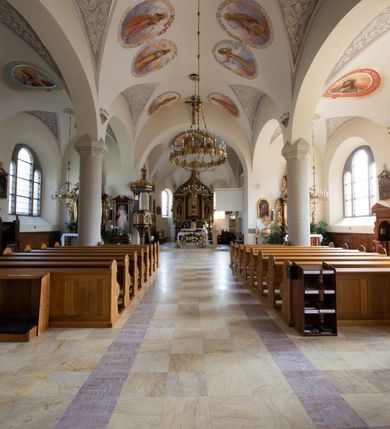 Zdjęcie nr 48: Kościół św. Jana Chrzciciela w Zembrzycach jest usytuowany na zachód od głównej drogi prowadzącej z Makowa Podhalańskiego do Wadowic i położony w centrum wsi, na placu otoczonym żeliwnym płotem na kamiennej podmurówce. Wejście na plac przykościelny prowadzi przez bramę od zachodu i wąską bramkę od północy. Kościół jest budowlą orientowaną, założoną na planie prostokąta, trójnawową, pseudohalową z prezbiterium zamkniętym trójbocznie, przy którym od północy znajduje się kaplica, a od południa piętrowa zakrystia z przedsionkiem i emporą otwartą na prezbiterium. Do nawy od strony północnej przylega wąska kruchta, nakryta dwuspadowym daszkiem. Od zachodu świątyni jest czworoboczna, masywna wieża, w górnej jednej trzeciej wysokości ośmioboczna, nakryta hełmem baniastym z latarnią. W fasadzie wysoka, półkolista wnęka z portalem i oknem termalnym. Przy wieży od północny składzik, a od południa kaplica. Ściany prezbiterium, nawy oraz elewacje aneksów w narożnikach artykułowane są szkarpami. Elewacje boczne zwieńczone ceglanym, zygzakowatym fryzem z krzyżykami. Szczyty na zakończeniach korpusu ozdobione kamiennymi szyszkami. W nawie okna trójdzielne z kamiennymi przezroczami, zamknięte łukami półkolistymi; w prezbiterium prostokątne zamknięte półkoliście. Świątynia nakryta jest dachem dwuspadowym. Na zakończeniu nawy znajduje się wieżyczka na sygnaturkę z baniastym hełmem. Wewnątrz nawy oddzielone są kolumnami z ośmiobocznymi głowicami, które wspierają sklepienia kolebkowe z lunetami. Empory i kaplice otwarte są arkadami półkolistymi. Prezbiterium podniesione jest o poziom dwóch stopni.
