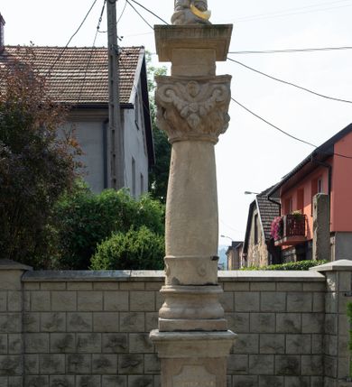 Zdjęcie nr 47: Kościół św. Jana Chrzciciela w Zembrzycach jest usytuowany na zachód od głównej drogi prowadzącej z Makowa Podhalańskiego do Wadowic i położony w centrum wsi, na placu otoczonym żeliwnym płotem na kamiennej podmurówce. Wejście na plac przykościelny prowadzi przez bramę od zachodu i wąską bramkę od północy. Kościół jest budowlą orientowaną, założoną na planie prostokąta, trójnawową, pseudohalową z prezbiterium zamkniętym trójbocznie, przy którym od północy znajduje się kaplica, a od południa piętrowa zakrystia z przedsionkiem i emporą otwartą na prezbiterium. Do nawy od strony północnej przylega wąska kruchta, nakryta dwuspadowym daszkiem. Od zachodu świątyni jest czworoboczna, masywna wieża, w górnej jednej trzeciej wysokości ośmioboczna, nakryta hełmem baniastym z latarnią. W fasadzie wysoka, półkolista wnęka z portalem i oknem termalnym. Przy wieży od północny składzik, a od południa kaplica. Ściany prezbiterium, nawy oraz elewacje aneksów w narożnikach artykułowane są szkarpami. Elewacje boczne zwieńczone ceglanym, zygzakowatym fryzem z krzyżykami. Szczyty na zakończeniach korpusu ozdobione kamiennymi szyszkami. W nawie okna trójdzielne z kamiennymi przezroczami, zamknięte łukami półkolistymi; w prezbiterium prostokątne zamknięte półkoliście. Świątynia nakryta jest dachem dwuspadowym. Na zakończeniu nawy znajduje się wieżyczka na sygnaturkę z baniastym hełmem. Wewnątrz nawy oddzielone są kolumnami z ośmiobocznymi głowicami, które wspierają sklepienia kolebkowe z lunetami. Empory i kaplice otwarte są arkadami półkolistymi. Prezbiterium podniesione jest o poziom dwóch stopni.
