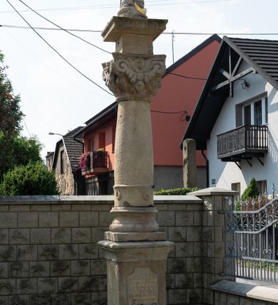 Zdjęcie nr 46: Kościół św. Jana Chrzciciela w Zembrzycach jest usytuowany na zachód od głównej drogi prowadzącej z Makowa Podhalańskiego do Wadowic i położony w centrum wsi, na placu otoczonym żeliwnym płotem na kamiennej podmurówce. Wejście na plac przykościelny prowadzi przez bramę od zachodu i wąską bramkę od północy. Kościół jest budowlą orientowaną, założoną na planie prostokąta, trójnawową, pseudohalową z prezbiterium zamkniętym trójbocznie, przy którym od północy znajduje się kaplica, a od południa piętrowa zakrystia z przedsionkiem i emporą otwartą na prezbiterium. Do nawy od strony północnej przylega wąska kruchta, nakryta dwuspadowym daszkiem. Od zachodu świątyni jest czworoboczna, masywna wieża, w górnej jednej trzeciej wysokości ośmioboczna, nakryta hełmem baniastym z latarnią. W fasadzie wysoka, półkolista wnęka z portalem i oknem termalnym. Przy wieży od północny składzik, a od południa kaplica. Ściany prezbiterium, nawy oraz elewacje aneksów w narożnikach artykułowane są szkarpami. Elewacje boczne zwieńczone ceglanym, zygzakowatym fryzem z krzyżykami. Szczyty na zakończeniach korpusu ozdobione kamiennymi szyszkami. W nawie okna trójdzielne z kamiennymi przezroczami, zamknięte łukami półkolistymi; w prezbiterium prostokątne zamknięte półkoliście. Świątynia nakryta jest dachem dwuspadowym. Na zakończeniu nawy znajduje się wieżyczka na sygnaturkę z baniastym hełmem. Wewnątrz nawy oddzielone są kolumnami z ośmiobocznymi głowicami, które wspierają sklepienia kolebkowe z lunetami. Empory i kaplice otwarte są arkadami półkolistymi. Prezbiterium podniesione jest o poziom dwóch stopni.
