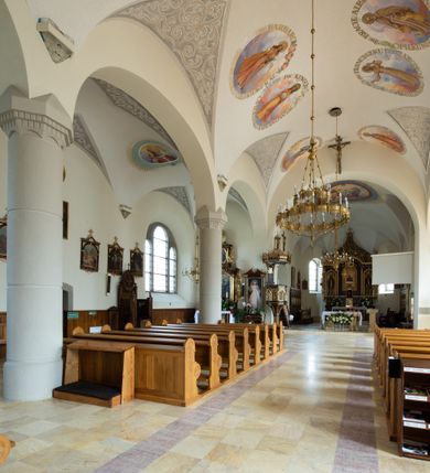 Zdjęcie nr 52: Kościół św. Jana Chrzciciela w Zembrzycach jest usytuowany na zachód od głównej drogi prowadzącej z Makowa Podhalańskiego do Wadowic i położony w centrum wsi, na placu otoczonym żeliwnym płotem na kamiennej podmurówce. Wejście na plac przykościelny prowadzi przez bramę od zachodu i wąską bramkę od północy. Kościół jest budowlą orientowaną, założoną na planie prostokąta, trójnawową, pseudohalową z prezbiterium zamkniętym trójbocznie, przy którym od północy znajduje się kaplica, a od południa piętrowa zakrystia z przedsionkiem i emporą otwartą na prezbiterium. Do nawy od strony północnej przylega wąska kruchta, nakryta dwuspadowym daszkiem. Od zachodu świątyni jest czworoboczna, masywna wieża, w górnej jednej trzeciej wysokości ośmioboczna, nakryta hełmem baniastym z latarnią. W fasadzie wysoka, półkolista wnęka z portalem i oknem termalnym. Przy wieży od północny składzik, a od południa kaplica. Ściany prezbiterium, nawy oraz elewacje aneksów w narożnikach artykułowane są szkarpami. Elewacje boczne zwieńczone ceglanym, zygzakowatym fryzem z krzyżykami. Szczyty na zakończeniach korpusu ozdobione kamiennymi szyszkami. W nawie okna trójdzielne z kamiennymi przezroczami, zamknięte łukami półkolistymi; w prezbiterium prostokątne zamknięte półkoliście. Świątynia nakryta jest dachem dwuspadowym. Na zakończeniu nawy znajduje się wieżyczka na sygnaturkę z baniastym hełmem. Wewnątrz nawy oddzielone są kolumnami z ośmiobocznymi głowicami, które wspierają sklepienia kolebkowe z lunetami. Empory i kaplice otwarte są arkadami półkolistymi. Prezbiterium podniesione jest o poziom dwóch stopni.
