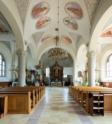 Zdjęcie nr 54: Kościół św. Jana Chrzciciela w Zembrzycach jest usytuowany na zachód od głównej drogi prowadzącej z Makowa Podhalańskiego do Wadowic i położony w centrum wsi, na placu otoczonym żeliwnym płotem na kamiennej podmurówce. Wejście na plac przykościelny prowadzi przez bramę od zachodu i wąską bramkę od północy. Kościół jest budowlą orientowaną, założoną na planie prostokąta, trójnawową, pseudohalową z prezbiterium zamkniętym trójbocznie, przy którym od północy znajduje się kaplica, a od południa piętrowa zakrystia z przedsionkiem i emporą otwartą na prezbiterium. Do nawy od strony północnej przylega wąska kruchta, nakryta dwuspadowym daszkiem. Od zachodu świątyni jest czworoboczna, masywna wieża, w górnej jednej trzeciej wysokości ośmioboczna, nakryta hełmem baniastym z latarnią. W fasadzie wysoka, półkolista wnęka z portalem i oknem termalnym. Przy wieży od północny składzik, a od południa kaplica. Ściany prezbiterium, nawy oraz elewacje aneksów w narożnikach artykułowane są szkarpami. Elewacje boczne zwieńczone ceglanym, zygzakowatym fryzem z krzyżykami. Szczyty na zakończeniach korpusu ozdobione kamiennymi szyszkami. W nawie okna trójdzielne z kamiennymi przezroczami, zamknięte łukami półkolistymi; w prezbiterium prostokątne zamknięte półkoliście. Świątynia nakryta jest dachem dwuspadowym. Na zakończeniu nawy znajduje się wieżyczka na sygnaturkę z baniastym hełmem. Wewnątrz nawy oddzielone są kolumnami z ośmiobocznymi głowicami, które wspierają sklepienia kolebkowe z lunetami. Empory i kaplice otwarte są arkadami półkolistymi. Prezbiterium podniesione jest o poziom dwóch stopni.
