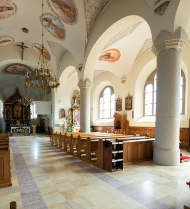 Zdjęcie nr 51: Kościół św. Jana Chrzciciela w Zembrzycach jest usytuowany na zachód od głównej drogi prowadzącej z Makowa Podhalańskiego do Wadowic i położony w centrum wsi, na placu otoczonym żeliwnym płotem na kamiennej podmurówce. Wejście na plac przykościelny prowadzi przez bramę od zachodu i wąską bramkę od północy. Kościół jest budowlą orientowaną, założoną na planie prostokąta, trójnawową, pseudohalową z prezbiterium zamkniętym trójbocznie, przy którym od północy znajduje się kaplica, a od południa piętrowa zakrystia z przedsionkiem i emporą otwartą na prezbiterium. Do nawy od strony północnej przylega wąska kruchta, nakryta dwuspadowym daszkiem. Od zachodu świątyni jest czworoboczna, masywna wieża, w górnej jednej trzeciej wysokości ośmioboczna, nakryta hełmem baniastym z latarnią. W fasadzie wysoka, półkolista wnęka z portalem i oknem termalnym. Przy wieży od północny składzik, a od południa kaplica. Ściany prezbiterium, nawy oraz elewacje aneksów w narożnikach artykułowane są szkarpami. Elewacje boczne zwieńczone ceglanym, zygzakowatym fryzem z krzyżykami. Szczyty na zakończeniach korpusu ozdobione kamiennymi szyszkami. W nawie okna trójdzielne z kamiennymi przezroczami, zamknięte łukami półkolistymi; w prezbiterium prostokątne zamknięte półkoliście. Świątynia nakryta jest dachem dwuspadowym. Na zakończeniu nawy znajduje się wieżyczka na sygnaturkę z baniastym hełmem. Wewnątrz nawy oddzielone są kolumnami z ośmiobocznymi głowicami, które wspierają sklepienia kolebkowe z lunetami. Empory i kaplice otwarte są arkadami półkolistymi. Prezbiterium podniesione jest o poziom dwóch stopni.
