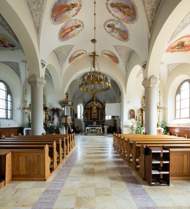 Zdjęcie nr 53: Kościół św. Jana Chrzciciela w Zembrzycach jest usytuowany na zachód od głównej drogi prowadzącej z Makowa Podhalańskiego do Wadowic i położony w centrum wsi, na placu otoczonym żeliwnym płotem na kamiennej podmurówce. Wejście na plac przykościelny prowadzi przez bramę od zachodu i wąską bramkę od północy. Kościół jest budowlą orientowaną, założoną na planie prostokąta, trójnawową, pseudohalową z prezbiterium zamkniętym trójbocznie, przy którym od północy znajduje się kaplica, a od południa piętrowa zakrystia z przedsionkiem i emporą otwartą na prezbiterium. Do nawy od strony północnej przylega wąska kruchta, nakryta dwuspadowym daszkiem. Od zachodu świątyni jest czworoboczna, masywna wieża, w górnej jednej trzeciej wysokości ośmioboczna, nakryta hełmem baniastym z latarnią. W fasadzie wysoka, półkolista wnęka z portalem i oknem termalnym. Przy wieży od północny składzik, a od południa kaplica. Ściany prezbiterium, nawy oraz elewacje aneksów w narożnikach artykułowane są szkarpami. Elewacje boczne zwieńczone ceglanym, zygzakowatym fryzem z krzyżykami. Szczyty na zakończeniach korpusu ozdobione kamiennymi szyszkami. W nawie okna trójdzielne z kamiennymi przezroczami, zamknięte łukami półkolistymi; w prezbiterium prostokątne zamknięte półkoliście. Świątynia nakryta jest dachem dwuspadowym. Na zakończeniu nawy znajduje się wieżyczka na sygnaturkę z baniastym hełmem. Wewnątrz nawy oddzielone są kolumnami z ośmiobocznymi głowicami, które wspierają sklepienia kolebkowe z lunetami. Empory i kaplice otwarte są arkadami półkolistymi. Prezbiterium podniesione jest o poziom dwóch stopni.
