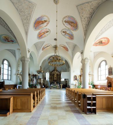 Zdjęcie nr 50: Kościół św. Jana Chrzciciela w Zembrzycach jest usytuowany na zachód od głównej drogi prowadzącej z Makowa Podhalańskiego do Wadowic i położony w centrum wsi, na placu otoczonym żeliwnym płotem na kamiennej podmurówce. Wejście na plac przykościelny prowadzi przez bramę od zachodu i wąską bramkę od północy. Kościół jest budowlą orientowaną, założoną na planie prostokąta, trójnawową, pseudohalową z prezbiterium zamkniętym trójbocznie, przy którym od północy znajduje się kaplica, a od południa piętrowa zakrystia z przedsionkiem i emporą otwartą na prezbiterium. Do nawy od strony północnej przylega wąska kruchta, nakryta dwuspadowym daszkiem. Od zachodu świątyni jest czworoboczna, masywna wieża, w górnej jednej trzeciej wysokości ośmioboczna, nakryta hełmem baniastym z latarnią. W fasadzie wysoka, półkolista wnęka z portalem i oknem termalnym. Przy wieży od północny składzik, a od południa kaplica. Ściany prezbiterium, nawy oraz elewacje aneksów w narożnikach artykułowane są szkarpami. Elewacje boczne zwieńczone ceglanym, zygzakowatym fryzem z krzyżykami. Szczyty na zakończeniach korpusu ozdobione kamiennymi szyszkami. W nawie okna trójdzielne z kamiennymi przezroczami, zamknięte łukami półkolistymi; w prezbiterium prostokątne zamknięte półkoliście. Świątynia nakryta jest dachem dwuspadowym. Na zakończeniu nawy znajduje się wieżyczka na sygnaturkę z baniastym hełmem. Wewnątrz nawy oddzielone są kolumnami z ośmiobocznymi głowicami, które wspierają sklepienia kolebkowe z lunetami. Empory i kaplice otwarte są arkadami półkolistymi. Prezbiterium podniesione jest o poziom dwóch stopni.
