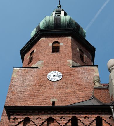 Zdjęcie nr 19: Kościół św. Jana Chrzciciela w Zembrzycach jest usytuowany na zachód od głównej drogi prowadzącej z Makowa Podhalańskiego do Wadowic i położony w centrum wsi, na placu otoczonym żeliwnym płotem na kamiennej podmurówce. Wejście na plac przykościelny prowadzi przez bramę od zachodu i wąską bramkę od północy. Kościół jest budowlą orientowaną, założoną na planie prostokąta, trójnawową, pseudohalową z prezbiterium zamkniętym trójbocznie, przy którym od północy znajduje się kaplica, a od południa piętrowa zakrystia z przedsionkiem i emporą otwartą na prezbiterium. Do nawy od strony północnej przylega wąska kruchta, nakryta dwuspadowym daszkiem. Od zachodu świątyni jest czworoboczna, masywna wieża, w górnej jednej trzeciej wysokości ośmioboczna, nakryta hełmem baniastym z latarnią. W fasadzie wysoka, półkolista wnęka z portalem i oknem termalnym. Przy wieży od północny składzik, a od południa kaplica. Ściany prezbiterium, nawy oraz elewacje aneksów w narożnikach artykułowane są szkarpami. Elewacje boczne zwieńczone ceglanym, zygzakowatym fryzem z krzyżykami. Szczyty na zakończeniach korpusu ozdobione kamiennymi szyszkami. W nawie okna trójdzielne z kamiennymi przezroczami, zamknięte łukami półkolistymi; w prezbiterium prostokątne zamknięte półkoliście. Świątynia nakryta jest dachem dwuspadowym. Na zakończeniu nawy znajduje się wieżyczka na sygnaturkę z baniastym hełmem. Wewnątrz nawy oddzielone są kolumnami z ośmiobocznymi głowicami, które wspierają sklepienia kolebkowe z lunetami. Empory i kaplice otwarte są arkadami półkolistymi. Prezbiterium podniesione jest o poziom dwóch stopni.
