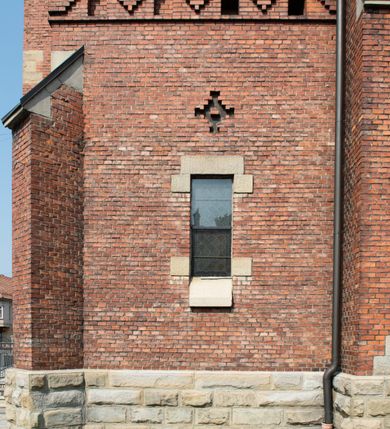 Zdjęcie nr 27: Kościół św. Jana Chrzciciela w Zembrzycach jest usytuowany na zachód od głównej drogi prowadzącej z Makowa Podhalańskiego do Wadowic i położony w centrum wsi, na placu otoczonym żeliwnym płotem na kamiennej podmurówce. Wejście na plac przykościelny prowadzi przez bramę od zachodu i wąską bramkę od północy. Kościół jest budowlą orientowaną, założoną na planie prostokąta, trójnawową, pseudohalową z prezbiterium zamkniętym trójbocznie, przy którym od północy znajduje się kaplica, a od południa piętrowa zakrystia z przedsionkiem i emporą otwartą na prezbiterium. Do nawy od strony północnej przylega wąska kruchta, nakryta dwuspadowym daszkiem. Od zachodu świątyni jest czworoboczna, masywna wieża, w górnej jednej trzeciej wysokości ośmioboczna, nakryta hełmem baniastym z latarnią. W fasadzie wysoka, półkolista wnęka z portalem i oknem termalnym. Przy wieży od północny składzik, a od południa kaplica. Ściany prezbiterium, nawy oraz elewacje aneksów w narożnikach artykułowane są szkarpami. Elewacje boczne zwieńczone ceglanym, zygzakowatym fryzem z krzyżykami. Szczyty na zakończeniach korpusu ozdobione kamiennymi szyszkami. W nawie okna trójdzielne z kamiennymi przezroczami, zamknięte łukami półkolistymi; w prezbiterium prostokątne zamknięte półkoliście. Świątynia nakryta jest dachem dwuspadowym. Na zakończeniu nawy znajduje się wieżyczka na sygnaturkę z baniastym hełmem. Wewnątrz nawy oddzielone są kolumnami z ośmiobocznymi głowicami, które wspierają sklepienia kolebkowe z lunetami. Empory i kaplice otwarte są arkadami półkolistymi. Prezbiterium podniesione jest o poziom dwóch stopni.
