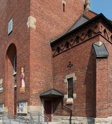 Zdjęcie nr 28: Kościół św. Jana Chrzciciela w Zembrzycach jest usytuowany na zachód od głównej drogi prowadzącej z Makowa Podhalańskiego do Wadowic i położony w centrum wsi, na placu otoczonym żeliwnym płotem na kamiennej podmurówce. Wejście na plac przykościelny prowadzi przez bramę od zachodu i wąską bramkę od północy. Kościół jest budowlą orientowaną, założoną na planie prostokąta, trójnawową, pseudohalową z prezbiterium zamkniętym trójbocznie, przy którym od północy znajduje się kaplica, a od południa piętrowa zakrystia z przedsionkiem i emporą otwartą na prezbiterium. Do nawy od strony północnej przylega wąska kruchta, nakryta dwuspadowym daszkiem. Od zachodu świątyni jest czworoboczna, masywna wieża, w górnej jednej trzeciej wysokości ośmioboczna, nakryta hełmem baniastym z latarnią. W fasadzie wysoka, półkolista wnęka z portalem i oknem termalnym. Przy wieży od północny składzik, a od południa kaplica. Ściany prezbiterium, nawy oraz elewacje aneksów w narożnikach artykułowane są szkarpami. Elewacje boczne zwieńczone ceglanym, zygzakowatym fryzem z krzyżykami. Szczyty na zakończeniach korpusu ozdobione kamiennymi szyszkami. W nawie okna trójdzielne z kamiennymi przezroczami, zamknięte łukami półkolistymi; w prezbiterium prostokątne zamknięte półkoliście. Świątynia nakryta jest dachem dwuspadowym. Na zakończeniu nawy znajduje się wieżyczka na sygnaturkę z baniastym hełmem. Wewnątrz nawy oddzielone są kolumnami z ośmiobocznymi głowicami, które wspierają sklepienia kolebkowe z lunetami. Empory i kaplice otwarte są arkadami półkolistymi. Prezbiterium podniesione jest o poziom dwóch stopni.
