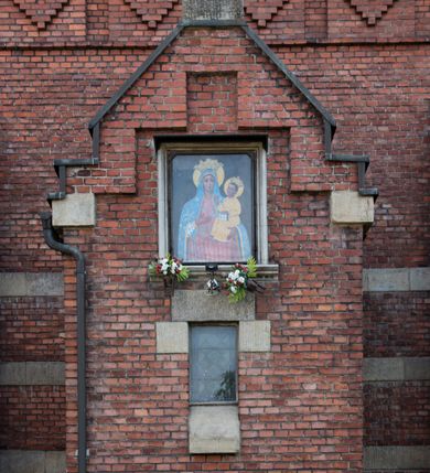 Zdjęcie nr 39: Kościół św. Jana Chrzciciela w Zembrzycach jest usytuowany na zachód od głównej drogi prowadzącej z Makowa Podhalańskiego do Wadowic i położony w centrum wsi, na placu otoczonym żeliwnym płotem na kamiennej podmurówce. Wejście na plac przykościelny prowadzi przez bramę od zachodu i wąską bramkę od północy. Kościół jest budowlą orientowaną, założoną na planie prostokąta, trójnawową, pseudohalową z prezbiterium zamkniętym trójbocznie, przy którym od północy znajduje się kaplica, a od południa piętrowa zakrystia z przedsionkiem i emporą otwartą na prezbiterium. Do nawy od strony północnej przylega wąska kruchta, nakryta dwuspadowym daszkiem. Od zachodu świątyni jest czworoboczna, masywna wieża, w górnej jednej trzeciej wysokości ośmioboczna, nakryta hełmem baniastym z latarnią. W fasadzie wysoka, półkolista wnęka z portalem i oknem termalnym. Przy wieży od północny składzik, a od południa kaplica. Ściany prezbiterium, nawy oraz elewacje aneksów w narożnikach artykułowane są szkarpami. Elewacje boczne zwieńczone ceglanym, zygzakowatym fryzem z krzyżykami. Szczyty na zakończeniach korpusu ozdobione kamiennymi szyszkami. W nawie okna trójdzielne z kamiennymi przezroczami, zamknięte łukami półkolistymi; w prezbiterium prostokątne zamknięte półkoliście. Świątynia nakryta jest dachem dwuspadowym. Na zakończeniu nawy znajduje się wieżyczka na sygnaturkę z baniastym hełmem. Wewnątrz nawy oddzielone są kolumnami z ośmiobocznymi głowicami, które wspierają sklepienia kolebkowe z lunetami. Empory i kaplice otwarte są arkadami półkolistymi. Prezbiterium podniesione jest o poziom dwóch stopni.
