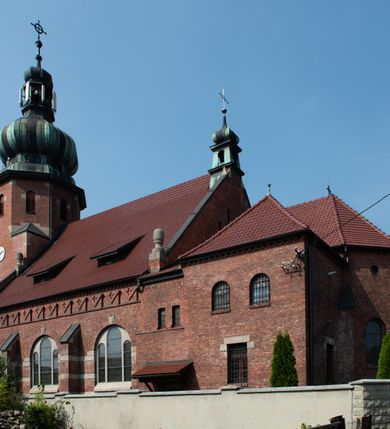 Zdjęcie nr 30: Kościół św. Jana Chrzciciela w Zembrzycach jest usytuowany na zachód od głównej drogi prowadzącej z Makowa Podhalańskiego do Wadowic i położony w centrum wsi, na placu otoczonym żeliwnym płotem na kamiennej podmurówce. Wejście na plac przykościelny prowadzi przez bramę od zachodu i wąską bramkę od północy. Kościół jest budowlą orientowaną, założoną na planie prostokąta, trójnawową, pseudohalową z prezbiterium zamkniętym trójbocznie, przy którym od północy znajduje się kaplica, a od południa piętrowa zakrystia z przedsionkiem i emporą otwartą na prezbiterium. Do nawy od strony północnej przylega wąska kruchta, nakryta dwuspadowym daszkiem. Od zachodu świątyni jest czworoboczna, masywna wieża, w górnej jednej trzeciej wysokości ośmioboczna, nakryta hełmem baniastym z latarnią. W fasadzie wysoka, półkolista wnęka z portalem i oknem termalnym. Przy wieży od północny składzik, a od południa kaplica. Ściany prezbiterium, nawy oraz elewacje aneksów w narożnikach artykułowane są szkarpami. Elewacje boczne zwieńczone ceglanym, zygzakowatym fryzem z krzyżykami. Szczyty na zakończeniach korpusu ozdobione kamiennymi szyszkami. W nawie okna trójdzielne z kamiennymi przezroczami, zamknięte łukami półkolistymi; w prezbiterium prostokątne zamknięte półkoliście. Świątynia nakryta jest dachem dwuspadowym. Na zakończeniu nawy znajduje się wieżyczka na sygnaturkę z baniastym hełmem. Wewnątrz nawy oddzielone są kolumnami z ośmiobocznymi głowicami, które wspierają sklepienia kolebkowe z lunetami. Empory i kaplice otwarte są arkadami półkolistymi. Prezbiterium podniesione jest o poziom dwóch stopni.
