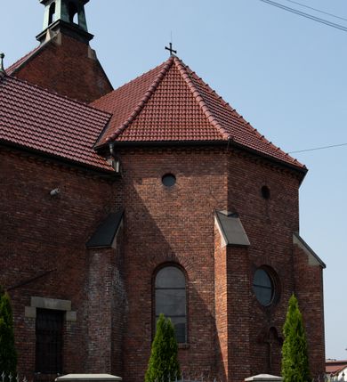 Zdjęcie nr 34: Kościół św. Jana Chrzciciela w Zembrzycach jest usytuowany na zachód od głównej drogi prowadzącej z Makowa Podhalańskiego do Wadowic i położony w centrum wsi, na placu otoczonym żeliwnym płotem na kamiennej podmurówce. Wejście na plac przykościelny prowadzi przez bramę od zachodu i wąską bramkę od północy. Kościół jest budowlą orientowaną, założoną na planie prostokąta, trójnawową, pseudohalową z prezbiterium zamkniętym trójbocznie, przy którym od północy znajduje się kaplica, a od południa piętrowa zakrystia z przedsionkiem i emporą otwartą na prezbiterium. Do nawy od strony północnej przylega wąska kruchta, nakryta dwuspadowym daszkiem. Od zachodu świątyni jest czworoboczna, masywna wieża, w górnej jednej trzeciej wysokości ośmioboczna, nakryta hełmem baniastym z latarnią. W fasadzie wysoka, półkolista wnęka z portalem i oknem termalnym. Przy wieży od północny składzik, a od południa kaplica. Ściany prezbiterium, nawy oraz elewacje aneksów w narożnikach artykułowane są szkarpami. Elewacje boczne zwieńczone ceglanym, zygzakowatym fryzem z krzyżykami. Szczyty na zakończeniach korpusu ozdobione kamiennymi szyszkami. W nawie okna trójdzielne z kamiennymi przezroczami, zamknięte łukami półkolistymi; w prezbiterium prostokątne zamknięte półkoliście. Świątynia nakryta jest dachem dwuspadowym. Na zakończeniu nawy znajduje się wieżyczka na sygnaturkę z baniastym hełmem. Wewnątrz nawy oddzielone są kolumnami z ośmiobocznymi głowicami, które wspierają sklepienia kolebkowe z lunetami. Empory i kaplice otwarte są arkadami półkolistymi. Prezbiterium podniesione jest o poziom dwóch stopni.
