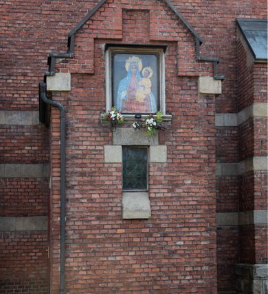 Zdjęcie nr 40: Kościół św. Jana Chrzciciela w Zembrzycach jest usytuowany na zachód od głównej drogi prowadzącej z Makowa Podhalańskiego do Wadowic i położony w centrum wsi, na placu otoczonym żeliwnym płotem na kamiennej podmurówce. Wejście na plac przykościelny prowadzi przez bramę od zachodu i wąską bramkę od północy. Kościół jest budowlą orientowaną, założoną na planie prostokąta, trójnawową, pseudohalową z prezbiterium zamkniętym trójbocznie, przy którym od północy znajduje się kaplica, a od południa piętrowa zakrystia z przedsionkiem i emporą otwartą na prezbiterium. Do nawy od strony północnej przylega wąska kruchta, nakryta dwuspadowym daszkiem. Od zachodu świątyni jest czworoboczna, masywna wieża, w górnej jednej trzeciej wysokości ośmioboczna, nakryta hełmem baniastym z latarnią. W fasadzie wysoka, półkolista wnęka z portalem i oknem termalnym. Przy wieży od północny składzik, a od południa kaplica. Ściany prezbiterium, nawy oraz elewacje aneksów w narożnikach artykułowane są szkarpami. Elewacje boczne zwieńczone ceglanym, zygzakowatym fryzem z krzyżykami. Szczyty na zakończeniach korpusu ozdobione kamiennymi szyszkami. W nawie okna trójdzielne z kamiennymi przezroczami, zamknięte łukami półkolistymi; w prezbiterium prostokątne zamknięte półkoliście. Świątynia nakryta jest dachem dwuspadowym. Na zakończeniu nawy znajduje się wieżyczka na sygnaturkę z baniastym hełmem. Wewnątrz nawy oddzielone są kolumnami z ośmiobocznymi głowicami, które wspierają sklepienia kolebkowe z lunetami. Empory i kaplice otwarte są arkadami półkolistymi. Prezbiterium podniesione jest o poziom dwóch stopni.
