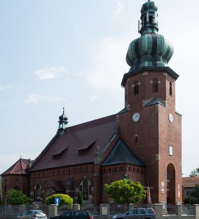 Zdjęcie nr 5: Kościół św. Jana Chrzciciela w Zembrzycach jest usytuowany na zachód od głównej drogi prowadzącej z Makowa Podhalańskiego do Wadowic i położony w centrum wsi, na placu otoczonym żeliwnym płotem na kamiennej podmurówce. Wejście na plac przykościelny prowadzi przez bramę od zachodu i wąską bramkę od północy. Kościół jest budowlą orientowaną, założoną na planie prostokąta, trójnawową, pseudohalową z prezbiterium zamkniętym trójbocznie, przy którym od północy znajduje się kaplica, a od południa piętrowa zakrystia z przedsionkiem i emporą otwartą na prezbiterium. Do nawy od strony północnej przylega wąska kruchta, nakryta dwuspadowym daszkiem. Od zachodu świątyni jest czworoboczna, masywna wieża, w górnej jednej trzeciej wysokości ośmioboczna, nakryta hełmem baniastym z latarnią. W fasadzie wysoka, półkolista wnęka z portalem i oknem termalnym. Przy wieży od północny składzik, a od południa kaplica. Ściany prezbiterium, nawy oraz elewacje aneksów w narożnikach artykułowane są szkarpami. Elewacje boczne zwieńczone ceglanym, zygzakowatym fryzem z krzyżykami. Szczyty na zakończeniach korpusu ozdobione kamiennymi szyszkami. W nawie okna trójdzielne z kamiennymi przezroczami, zamknięte łukami półkolistymi; w prezbiterium prostokątne zamknięte półkoliście. Świątynia nakryta jest dachem dwuspadowym. Na zakończeniu nawy znajduje się wieżyczka na sygnaturkę z baniastym hełmem. Wewnątrz nawy oddzielone są kolumnami z ośmiobocznymi głowicami, które wspierają sklepienia kolebkowe z lunetami. Empory i kaplice otwarte są arkadami półkolistymi. Prezbiterium podniesione jest o poziom dwóch stopni.
