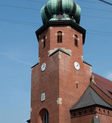 Zdjęcie nr 8: Kościół św. Jana Chrzciciela w Zembrzycach jest usytuowany na zachód od głównej drogi prowadzącej z Makowa Podhalańskiego do Wadowic i położony w centrum wsi, na placu otoczonym żeliwnym płotem na kamiennej podmurówce. Wejście na plac przykościelny prowadzi przez bramę od zachodu i wąską bramkę od północy. Kościół jest budowlą orientowaną, założoną na planie prostokąta, trójnawową, pseudohalową z prezbiterium zamkniętym trójbocznie, przy którym od północy znajduje się kaplica, a od południa piętrowa zakrystia z przedsionkiem i emporą otwartą na prezbiterium. Do nawy od strony północnej przylega wąska kruchta, nakryta dwuspadowym daszkiem. Od zachodu świątyni jest czworoboczna, masywna wieża, w górnej jednej trzeciej wysokości ośmioboczna, nakryta hełmem baniastym z latarnią. W fasadzie wysoka, półkolista wnęka z portalem i oknem termalnym. Przy wieży od północny składzik, a od południa kaplica. Ściany prezbiterium, nawy oraz elewacje aneksów w narożnikach artykułowane są szkarpami. Elewacje boczne zwieńczone ceglanym, zygzakowatym fryzem z krzyżykami. Szczyty na zakończeniach korpusu ozdobione kamiennymi szyszkami. W nawie okna trójdzielne z kamiennymi przezroczami, zamknięte łukami półkolistymi; w prezbiterium prostokątne zamknięte półkoliście. Świątynia nakryta jest dachem dwuspadowym. Na zakończeniu nawy znajduje się wieżyczka na sygnaturkę z baniastym hełmem. Wewnątrz nawy oddzielone są kolumnami z ośmiobocznymi głowicami, które wspierają sklepienia kolebkowe z lunetami. Empory i kaplice otwarte są arkadami półkolistymi. Prezbiterium podniesione jest o poziom dwóch stopni.
