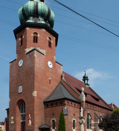 Zdjęcie nr 7: Kościół św. Jana Chrzciciela w Zembrzycach jest usytuowany na zachód od głównej drogi prowadzącej z Makowa Podhalańskiego do Wadowic i położony w centrum wsi, na placu otoczonym żeliwnym płotem na kamiennej podmurówce. Wejście na plac przykościelny prowadzi przez bramę od zachodu i wąską bramkę od północy. Kościół jest budowlą orientowaną, założoną na planie prostokąta, trójnawową, pseudohalową z prezbiterium zamkniętym trójbocznie, przy którym od północy znajduje się kaplica, a od południa piętrowa zakrystia z przedsionkiem i emporą otwartą na prezbiterium. Do nawy od strony północnej przylega wąska kruchta, nakryta dwuspadowym daszkiem. Od zachodu świątyni jest czworoboczna, masywna wieża, w górnej jednej trzeciej wysokości ośmioboczna, nakryta hełmem baniastym z latarnią. W fasadzie wysoka, półkolista wnęka z portalem i oknem termalnym. Przy wieży od północny składzik, a od południa kaplica. Ściany prezbiterium, nawy oraz elewacje aneksów w narożnikach artykułowane są szkarpami. Elewacje boczne zwieńczone ceglanym, zygzakowatym fryzem z krzyżykami. Szczyty na zakończeniach korpusu ozdobione kamiennymi szyszkami. W nawie okna trójdzielne z kamiennymi przezroczami, zamknięte łukami półkolistymi; w prezbiterium prostokątne zamknięte półkoliście. Świątynia nakryta jest dachem dwuspadowym. Na zakończeniu nawy znajduje się wieżyczka na sygnaturkę z baniastym hełmem. Wewnątrz nawy oddzielone są kolumnami z ośmiobocznymi głowicami, które wspierają sklepienia kolebkowe z lunetami. Empory i kaplice otwarte są arkadami półkolistymi. Prezbiterium podniesione jest o poziom dwóch stopni.

