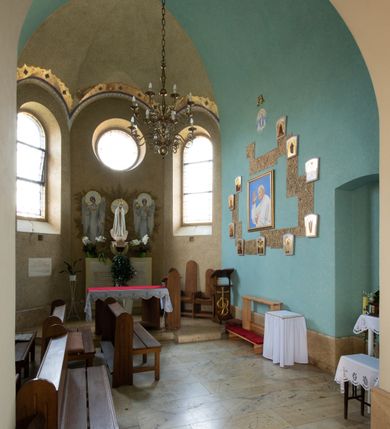 Zdjęcie nr 57: Kościół św. Jana Chrzciciela w Zembrzycach jest usytuowany na zachód od głównej drogi prowadzącej z Makowa Podhalańskiego do Wadowic i położony w centrum wsi, na placu otoczonym żeliwnym płotem na kamiennej podmurówce. Wejście na plac przykościelny prowadzi przez bramę od zachodu i wąską bramkę od północy. Kościół jest budowlą orientowaną, założoną na planie prostokąta, trójnawową, pseudohalową z prezbiterium zamkniętym trójbocznie, przy którym od północy znajduje się kaplica, a od południa piętrowa zakrystia z przedsionkiem i emporą otwartą na prezbiterium. Do nawy od strony północnej przylega wąska kruchta, nakryta dwuspadowym daszkiem. Od zachodu świątyni jest czworoboczna, masywna wieża, w górnej jednej trzeciej wysokości ośmioboczna, nakryta hełmem baniastym z latarnią. W fasadzie wysoka, półkolista wnęka z portalem i oknem termalnym. Przy wieży od północny składzik, a od południa kaplica. Ściany prezbiterium, nawy oraz elewacje aneksów w narożnikach artykułowane są szkarpami. Elewacje boczne zwieńczone ceglanym, zygzakowatym fryzem z krzyżykami. Szczyty na zakończeniach korpusu ozdobione kamiennymi szyszkami. W nawie okna trójdzielne z kamiennymi przezroczami, zamknięte łukami półkolistymi; w prezbiterium prostokątne zamknięte półkoliście. Świątynia nakryta jest dachem dwuspadowym. Na zakończeniu nawy znajduje się wieżyczka na sygnaturkę z baniastym hełmem. Wewnątrz nawy oddzielone są kolumnami z ośmiobocznymi głowicami, które wspierają sklepienia kolebkowe z lunetami. Empory i kaplice otwarte są arkadami półkolistymi. Prezbiterium podniesione jest o poziom dwóch stopni.
