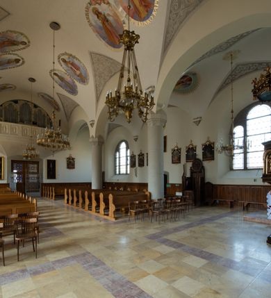 Zdjęcie nr 62: Kościół św. Jana Chrzciciela w Zembrzycach jest usytuowany na zachód od głównej drogi prowadzącej z Makowa Podhalańskiego do Wadowic i położony w centrum wsi, na placu otoczonym żeliwnym płotem na kamiennej podmurówce. Wejście na plac przykościelny prowadzi przez bramę od zachodu i wąską bramkę od północy. Kościół jest budowlą orientowaną, założoną na planie prostokąta, trójnawową, pseudohalową z prezbiterium zamkniętym trójbocznie, przy którym od północy znajduje się kaplica, a od południa piętrowa zakrystia z przedsionkiem i emporą otwartą na prezbiterium. Do nawy od strony północnej przylega wąska kruchta, nakryta dwuspadowym daszkiem. Od zachodu świątyni jest czworoboczna, masywna wieża, w górnej jednej trzeciej wysokości ośmioboczna, nakryta hełmem baniastym z latarnią. W fasadzie wysoka, półkolista wnęka z portalem i oknem termalnym. Przy wieży od północny składzik, a od południa kaplica. Ściany prezbiterium, nawy oraz elewacje aneksów w narożnikach artykułowane są szkarpami. Elewacje boczne zwieńczone ceglanym, zygzakowatym fryzem z krzyżykami. Szczyty na zakończeniach korpusu ozdobione kamiennymi szyszkami. W nawie okna trójdzielne z kamiennymi przezroczami, zamknięte łukami półkolistymi; w prezbiterium prostokątne zamknięte półkoliście. Świątynia nakryta jest dachem dwuspadowym. Na zakończeniu nawy znajduje się wieżyczka na sygnaturkę z baniastym hełmem. Wewnątrz nawy oddzielone są kolumnami z ośmiobocznymi głowicami, które wspierają sklepienia kolebkowe z lunetami. Empory i kaplice otwarte są arkadami półkolistymi. Prezbiterium podniesione jest o poziom dwóch stopni.
