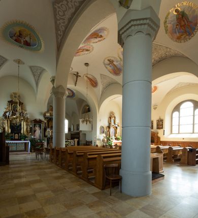 Zdjęcie nr 68: Kościół św. Jana Chrzciciela w Zembrzycach jest usytuowany na zachód od głównej drogi prowadzącej z Makowa Podhalańskiego do Wadowic i położony w centrum wsi, na placu otoczonym żeliwnym płotem na kamiennej podmurówce. Wejście na plac przykościelny prowadzi przez bramę od zachodu i wąską bramkę od północy. Kościół jest budowlą orientowaną, założoną na planie prostokąta, trójnawową, pseudohalową z prezbiterium zamkniętym trójbocznie, przy którym od północy znajduje się kaplica, a od południa piętrowa zakrystia z przedsionkiem i emporą otwartą na prezbiterium. Do nawy od strony północnej przylega wąska kruchta, nakryta dwuspadowym daszkiem. Od zachodu świątyni jest czworoboczna, masywna wieża, w górnej jednej trzeciej wysokości ośmioboczna, nakryta hełmem baniastym z latarnią. W fasadzie wysoka, półkolista wnęka z portalem i oknem termalnym. Przy wieży od północny składzik, a od południa kaplica. Ściany prezbiterium, nawy oraz elewacje aneksów w narożnikach artykułowane są szkarpami. Elewacje boczne zwieńczone ceglanym, zygzakowatym fryzem z krzyżykami. Szczyty na zakończeniach korpusu ozdobione kamiennymi szyszkami. W nawie okna trójdzielne z kamiennymi przezroczami, zamknięte łukami półkolistymi; w prezbiterium prostokątne zamknięte półkoliście. Świątynia nakryta jest dachem dwuspadowym. Na zakończeniu nawy znajduje się wieżyczka na sygnaturkę z baniastym hełmem. Wewnątrz nawy oddzielone są kolumnami z ośmiobocznymi głowicami, które wspierają sklepienia kolebkowe z lunetami. Empory i kaplice otwarte są arkadami półkolistymi. Prezbiterium podniesione jest o poziom dwóch stopni.
