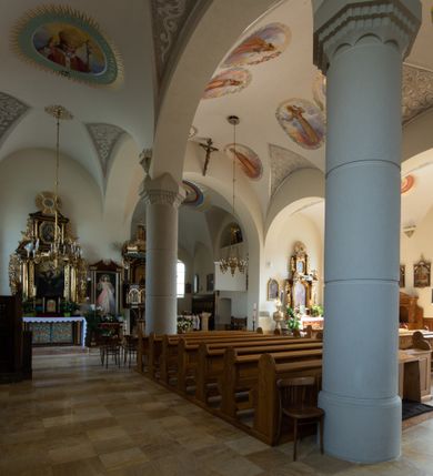 Zdjęcie nr 69: Kościół św. Jana Chrzciciela w Zembrzycach jest usytuowany na zachód od głównej drogi prowadzącej z Makowa Podhalańskiego do Wadowic i położony w centrum wsi, na placu otoczonym żeliwnym płotem na kamiennej podmurówce. Wejście na plac przykościelny prowadzi przez bramę od zachodu i wąską bramkę od północy. Kościół jest budowlą orientowaną, założoną na planie prostokąta, trójnawową, pseudohalową z prezbiterium zamkniętym trójbocznie, przy którym od północy znajduje się kaplica, a od południa piętrowa zakrystia z przedsionkiem i emporą otwartą na prezbiterium. Do nawy od strony północnej przylega wąska kruchta, nakryta dwuspadowym daszkiem. Od zachodu świątyni jest czworoboczna, masywna wieża, w górnej jednej trzeciej wysokości ośmioboczna, nakryta hełmem baniastym z latarnią. W fasadzie wysoka, półkolista wnęka z portalem i oknem termalnym. Przy wieży od północny składzik, a od południa kaplica. Ściany prezbiterium, nawy oraz elewacje aneksów w narożnikach artykułowane są szkarpami. Elewacje boczne zwieńczone ceglanym, zygzakowatym fryzem z krzyżykami. Szczyty na zakończeniach korpusu ozdobione kamiennymi szyszkami. W nawie okna trójdzielne z kamiennymi przezroczami, zamknięte łukami półkolistymi; w prezbiterium prostokątne zamknięte półkoliście. Świątynia nakryta jest dachem dwuspadowym. Na zakończeniu nawy znajduje się wieżyczka na sygnaturkę z baniastym hełmem. Wewnątrz nawy oddzielone są kolumnami z ośmiobocznymi głowicami, które wspierają sklepienia kolebkowe z lunetami. Empory i kaplice otwarte są arkadami półkolistymi. Prezbiterium podniesione jest o poziom dwóch stopni.
