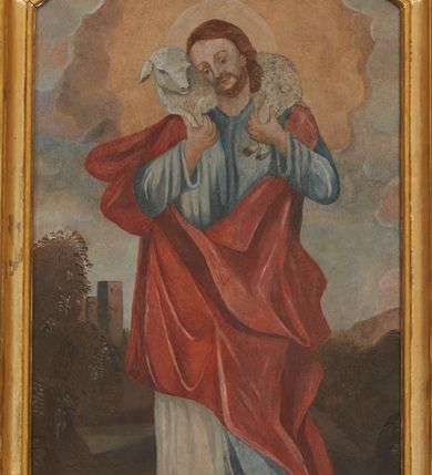 Zdjęcie nr 3: Ambona przyścienna, wisząca, z jednobiegowymi schodami dostępnymi od prawej strony. Kosz na planie kwadratu o ściętych narożach i wklęsło-wypukłym profilu. U spodu ośmioboczne podwieszenie zwężające się ku dołowi, ujęte parą spływów wolutowych utworzonych z liści akantu, u dołu zakończone szyszką. Cokół kosza zdobiony puklowaniem, dekorowany trzema kartuszami utworzonymi z karbowanej wstęgi, zwieńczonymi płaskimi, symetrycznymi palmetami, z główkami aniołków skierowanymi na wprost i umieszczonymi u dołu. Naroża kosza ozdobione spływami wolutowymi o karbowanych trzonach, ozdobionych kampanulami, podtrzymującymi belkowanie, stanowiące parapet z silnie wysuniętym gzymsem. Na fryzie parapetu uskrzydlone główki anielskie.

Ściany dekorowane są płycinami w formie stojących prostokątów, naprzemiennie wybrzuszonych lub wklęsłych z przedstawieniami czterech ewangelistów, ujętymi w złocone ramy. Od lewej: św. Mateusz, św. Marek, św. Łukasz i św. Jan. Święty Mateusz siedzi zwrócony trzy czwarte w lewo i pisze piórem w księdze. Obok stoi uskrzydlony człowiek, który obejmuje go za szyję, ubrany w niebieską suknię odsłaniającą klatkę piersiową i złoty płaszcz z końcem rozwianym ku górze. Święty ma rysy twarzy starszego człowieka z długą i siwą brodą oraz siwymi włosami. Ubrany jest w obszerny czerwony płaszcz i sandały. Scena ukazana jest we wnętrzu architektonicznym. Święty Marek również został ukazany w swojej pracowni. Siedzi, zwrócony trzy czwarte w lewo przy stoliku i pisząc w księdze, odwraca się w prawo, gdzie spoczywa lew – jego atrybut. Ma siwą brodę. Ubrany jest w niebieską suknię, zapinaną z przodu na guziki oraz czerwony płaszcz przewieszony przez prawe ramię. Stolik zasłany jest jasnozielonym obrusem, na którym leży otwarta księga i czerwony kałamarz. Na ścianie, ponad stolikiem wisi półka z książkami. Po lewej stronie obrazu widać otwartą przestrzeń z widokiem na góry, w pozostałej brązowe ściany pokoju, w którym znajduje się święty. Na kolejnym obrazie św. Łukasz siedzi zwrócony trzy czwarte w prawo, przy stoliku z pulpitem i o wolutowych nóżkach. W prawej dłoni trzyma pióro, którym pisze na karcie papieru. Ubrany jest z jasnobrązową suknię, niebieski płaszcz owijający nogi i niebieskie sandały; na głowie ma założoną czapkę. Po prawej stronie obrazu stoi jego atrybut – wół. Całość ukazana jest we wnętrzu architektonicznym z półkolistą arkadą po prawej stronie. Święty Jan został ukazany na tle krajobrazu, zwrócony jest trzy czwarte w prawo, pisze na karcie papieru. Ubrany jest w jasnozieloną suknię i czerwony płaszcz. Ma długie włosy, spływające na plecy, został ukazany bez zarostu. Po prawej stronie wysokie drzewo, w oddali pejzaż górski. Wszyscy ewangeliści mają okrągłe nimby z wpisaną w polu gwiazdą. 

Zaplecek w formie stojącego prostopadłościanu z niepełnym belkowaniem, wspartym na podwieszonych impostach, podtrzymującym odwrócony, przerywany przyczółek. Na ściance frontowej płycina w kształcie stojącego prostokąta o wklęsłych górnych narożach z obrazem Dobrego Pasterza w polu. Po bokach flankowana dwiema wąskimi płycinami, zdobionymi zwisem z kampanul. Na ściankach bocznych analogiczne płyciny z kampanulami. Chrystus ukazany frontalnie z barankiem na barkach, którego przytrzymuje rękami za nóżki. Zbawiciel ma owalną twarz z krótkim zarostem i jasnobrązowymi włosami, spływającymi na lewe ramię. Ubrany jest w biało-niebieską suknię oraz czerwony płaszcz. W oddali pejzaż z miastem po lewej, u góry szaro-złote niebo. Po lewej u dołu sygnatura „A D L”. Całość zwieńczona promienistą glorią z gołębicą Ducha Świętego w otoku utworzonym z chmur i główek anielskich. Struktura marmoryzowana w kolorze niebieskim, a płyciny w kolorze jasnoróżowym; ornamentyka, gloria i profile złocone i srebrzone.
