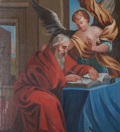 Zdjęcie nr 4: Ambona przyścienna, wisząca, z jednobiegowymi schodami dostępnymi od prawej strony. Kosz na planie kwadratu o ściętych narożach i wklęsło-wypukłym profilu. U spodu ośmioboczne podwieszenie zwężające się ku dołowi, ujęte parą spływów wolutowych utworzonych z liści akantu, u dołu zakończone szyszką. Cokół kosza zdobiony puklowaniem, dekorowany trzema kartuszami utworzonymi z karbowanej wstęgi, zwieńczonymi płaskimi, symetrycznymi palmetami, z główkami aniołków skierowanymi na wprost i umieszczonymi u dołu. Naroża kosza ozdobione spływami wolutowymi o karbowanych trzonach, ozdobionych kampanulami, podtrzymującymi belkowanie, stanowiące parapet z silnie wysuniętym gzymsem. Na fryzie parapetu uskrzydlone główki anielskie.

Ściany dekorowane są płycinami w formie stojących prostokątów, naprzemiennie wybrzuszonych lub wklęsłych z przedstawieniami czterech ewangelistów, ujętymi w złocone ramy. Od lewej: św. Mateusz, św. Marek, św. Łukasz i św. Jan. Święty Mateusz siedzi zwrócony trzy czwarte w lewo i pisze piórem w księdze. Obok stoi uskrzydlony człowiek, który obejmuje go za szyję, ubrany w niebieską suknię odsłaniającą klatkę piersiową i złoty płaszcz z końcem rozwianym ku górze. Święty ma rysy twarzy starszego człowieka z długą i siwą brodą oraz siwymi włosami. Ubrany jest w obszerny czerwony płaszcz i sandały. Scena ukazana jest we wnętrzu architektonicznym. Święty Marek również został ukazany w swojej pracowni. Siedzi, zwrócony trzy czwarte w lewo przy stoliku i pisząc w księdze, odwraca się w prawo, gdzie spoczywa lew – jego atrybut. Ma siwą brodę. Ubrany jest w niebieską suknię, zapinaną z przodu na guziki oraz czerwony płaszcz przewieszony przez prawe ramię. Stolik zasłany jest jasnozielonym obrusem, na którym leży otwarta księga i czerwony kałamarz. Na ścianie, ponad stolikiem wisi półka z książkami. Po lewej stronie obrazu widać otwartą przestrzeń z widokiem na góry, w pozostałej brązowe ściany pokoju, w którym znajduje się święty. Na kolejnym obrazie św. Łukasz siedzi zwrócony trzy czwarte w prawo, przy stoliku z pulpitem i o wolutowych nóżkach. W prawej dłoni trzyma pióro, którym pisze na karcie papieru. Ubrany jest z jasnobrązową suknię, niebieski płaszcz owijający nogi i niebieskie sandały; na głowie ma założoną czapkę. Po prawej stronie obrazu stoi jego atrybut – wół. Całość ukazana jest we wnętrzu architektonicznym z półkolistą arkadą po prawej stronie. Święty Jan został ukazany na tle krajobrazu, zwrócony jest trzy czwarte w prawo, pisze na karcie papieru. Ubrany jest w jasnozieloną suknię i czerwony płaszcz. Ma długie włosy, spływające na plecy, został ukazany bez zarostu. Po prawej stronie wysokie drzewo, w oddali pejzaż górski. Wszyscy ewangeliści mają okrągłe nimby z wpisaną w polu gwiazdą. 

Zaplecek w formie stojącego prostopadłościanu z niepełnym belkowaniem, wspartym na podwieszonych impostach, podtrzymującym odwrócony, przerywany przyczółek. Na ściance frontowej płycina w kształcie stojącego prostokąta o wklęsłych górnych narożach z obrazem Dobrego Pasterza w polu. Po bokach flankowana dwiema wąskimi płycinami, zdobionymi zwisem z kampanul. Na ściankach bocznych analogiczne płyciny z kampanulami. Chrystus ukazany frontalnie z barankiem na barkach, którego przytrzymuje rękami za nóżki. Zbawiciel ma owalną twarz z krótkim zarostem i jasnobrązowymi włosami, spływającymi na lewe ramię. Ubrany jest w biało-niebieską suknię oraz czerwony płaszcz. W oddali pejzaż z miastem po lewej, u góry szaro-złote niebo. Po lewej u dołu sygnatura „A D L”. Całość zwieńczona promienistą glorią z gołębicą Ducha Świętego w otoku utworzonym z chmur i główek anielskich. Struktura marmoryzowana w kolorze niebieskim, a płyciny w kolorze jasnoróżowym; ornamentyka, gloria i profile złocone i srebrzone.
