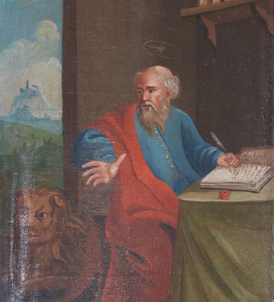 Zdjęcie nr 5: Ambona przyścienna, wisząca, z jednobiegowymi schodami dostępnymi od prawej strony. Kosz na planie kwadratu o ściętych narożach i wklęsło-wypukłym profilu. U spodu ośmioboczne podwieszenie zwężające się ku dołowi, ujęte parą spływów wolutowych utworzonych z liści akantu, u dołu zakończone szyszką. Cokół kosza zdobiony puklowaniem, dekorowany trzema kartuszami utworzonymi z karbowanej wstęgi, zwieńczonymi płaskimi, symetrycznymi palmetami, z główkami aniołków skierowanymi na wprost i umieszczonymi u dołu. Naroża kosza ozdobione spływami wolutowymi o karbowanych trzonach, ozdobionych kampanulami, podtrzymującymi belkowanie, stanowiące parapet z silnie wysuniętym gzymsem. Na fryzie parapetu uskrzydlone główki anielskie.

Ściany dekorowane są płycinami w formie stojących prostokątów, naprzemiennie wybrzuszonych lub wklęsłych z przedstawieniami czterech ewangelistów, ujętymi w złocone ramy. Od lewej: św. Mateusz, św. Marek, św. Łukasz i św. Jan. Święty Mateusz siedzi zwrócony trzy czwarte w lewo i pisze piórem w księdze. Obok stoi uskrzydlony człowiek, który obejmuje go za szyję, ubrany w niebieską suknię odsłaniającą klatkę piersiową i złoty płaszcz z końcem rozwianym ku górze. Święty ma rysy twarzy starszego człowieka z długą i siwą brodą oraz siwymi włosami. Ubrany jest w obszerny czerwony płaszcz i sandały. Scena ukazana jest we wnętrzu architektonicznym. Święty Marek również został ukazany w swojej pracowni. Siedzi, zwrócony trzy czwarte w lewo przy stoliku i pisząc w księdze, odwraca się w prawo, gdzie spoczywa lew – jego atrybut. Ma siwą brodę. Ubrany jest w niebieską suknię, zapinaną z przodu na guziki oraz czerwony płaszcz przewieszony przez prawe ramię. Stolik zasłany jest jasnozielonym obrusem, na którym leży otwarta księga i czerwony kałamarz. Na ścianie, ponad stolikiem wisi półka z książkami. Po lewej stronie obrazu widać otwartą przestrzeń z widokiem na góry, w pozostałej brązowe ściany pokoju, w którym znajduje się święty. Na kolejnym obrazie św. Łukasz siedzi zwrócony trzy czwarte w prawo, przy stoliku z pulpitem i o wolutowych nóżkach. W prawej dłoni trzyma pióro, którym pisze na karcie papieru. Ubrany jest z jasnobrązową suknię, niebieski płaszcz owijający nogi i niebieskie sandały; na głowie ma założoną czapkę. Po prawej stronie obrazu stoi jego atrybut – wół. Całość ukazana jest we wnętrzu architektonicznym z półkolistą arkadą po prawej stronie. Święty Jan został ukazany na tle krajobrazu, zwrócony jest trzy czwarte w prawo, pisze na karcie papieru. Ubrany jest w jasnozieloną suknię i czerwony płaszcz. Ma długie włosy, spływające na plecy, został ukazany bez zarostu. Po prawej stronie wysokie drzewo, w oddali pejzaż górski. Wszyscy ewangeliści mają okrągłe nimby z wpisaną w polu gwiazdą. 

Zaplecek w formie stojącego prostopadłościanu z niepełnym belkowaniem, wspartym na podwieszonych impostach, podtrzymującym odwrócony, przerywany przyczółek. Na ściance frontowej płycina w kształcie stojącego prostokąta o wklęsłych górnych narożach z obrazem Dobrego Pasterza w polu. Po bokach flankowana dwiema wąskimi płycinami, zdobionymi zwisem z kampanul. Na ściankach bocznych analogiczne płyciny z kampanulami. Chrystus ukazany frontalnie z barankiem na barkach, którego przytrzymuje rękami za nóżki. Zbawiciel ma owalną twarz z krótkim zarostem i jasnobrązowymi włosami, spływającymi na lewe ramię. Ubrany jest w biało-niebieską suknię oraz czerwony płaszcz. W oddali pejzaż z miastem po lewej, u góry szaro-złote niebo. Po lewej u dołu sygnatura „A D L”. Całość zwieńczona promienistą glorią z gołębicą Ducha Świętego w otoku utworzonym z chmur i główek anielskich. Struktura marmoryzowana w kolorze niebieskim, a płyciny w kolorze jasnoróżowym; ornamentyka, gloria i profile złocone i srebrzone.
