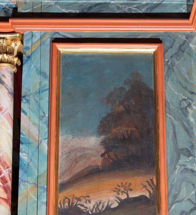 Zdjęcie nr 3: Parapet chóru muzycznego o brzegu linii wypukłej pośrodku, jednokondygnacyjny, siedmioosiowy z dwiema ściankami bocznymi na zakończeniu. Poszczególne osie wydzielone są kolumienkami wspartymi na bazach i niskich cokołach, od dołu ujętymi złoconymi szyszkami, zwieńczone fantazyjnymi kapitelami. Podpory podtrzymują imposty zdobione rozetami oraz niepełne belkowanie w postaci profilowanego gzymsu, wyłamanego na ich osi. W poszczególnych kwaterach umieszczonych jest siedem płycin w kształcie leżących prostokątów, naprzemiennie o bokach ściętych i o bokach wypukłych z uskokami; a na ściankach bocznych dwie płyciny w kształcie stojących prostokątów; w polu znajdują się malowane na desce obrazy. Pod obrazami malowane jasnoszare wstęgi z napisami. Wszystkie osie boczne ujęte są od dołu fantazyjnie wykrojonymi kartuszami, polichromowanymi na niebiesko i ozdobionymi malowaną dekoracją akantową. Struktura jest marmoryzowana w kolorze niebieskim, kolumienki marmoryzowane na kolor różowo-czerwony, profilowania czerwone i bordowe, ornamenty złocone. 

Pierwszy obraz od lewej przedstawia sumarycznie oddany krajobraz z roślinnością na pierwszym planie oraz wysokimi, brązowymi drzewami po prawej stronie. W górnej części kompozycji widnieje jasnoniebieskie niebo.

Drugi obraz ukazuje siedzącą na ziemi Duszę pod postacią człowieka z rękami rozchylającymi suknię na piersi, od której ulatują ku górze strzały. Dusza ma owalną twarz, duże oczy, długi nos oraz duże, delikatnie rozchylone usta. Głowę okalają bujne, średniej długości, rude włosy. Ubrana jest w długą i białą suknię, podkreśloną wyraźnie czarnymi konturami na brzegu i w miejscach draperii szaty. Na jej kolanach leży łuk, a z tyłu kołczan ze strzałami. W górnej części kompozycji w otoku z chmur widnieje przedstawienie Boga pod postacią oka i pary uszu, w których stronę kierują się strzały opisane na białych banderolach westchnieniami:  „Ah!”, „vtinam!”, „Heu!”. Całość ukazana jest na tle oddalonego lasu z kaplicą po prawej stronie. Pod obrazem wstęga z napisem: „Panie przed Tobą wszelkie prágnienie moie, ÿ / wzdÿchanie moie nie iest taÿne Tobie. W Psal(mus) 37.” 

Trzeci obraz przedstawia chorą Duszę, spoczywającą na łożu, przy której czuwa siedzący na stołku Amor Boży, nakładający na nią dłonie. Dusza ubrana jest w jasną koszulę i ma głowę zawiązaną białą chustą. Anioł zwrócony jest trzy czwarte w lewo, ze skrzydłami u pleców i ze skrzyżowanymi nogami. Ubrany jest w jasnoróżową tunikę. Twarz owalna z wydatnymi ustami i dużymi oczami oraz pulchnymi policzkami, okolona krótkimi włosami i kolistym nimbem. Łoże z baldachimem ustawione jest na wysokim cokole, z zawieszoną zieloną kotarą upiętą na bokach, u spodu baldachimu wisi złocony lambrekin. Kompozycja zaaranżowana jest we wnętrzu architektonicznym z półkolistą arkadą po prawej stronie i wiszącym po lewej obrazkiem na ścianie. Pod płyciną wstęga z napisem: „Zmiłuÿ się nademną Panie, albowiem chorÿ iestem uzdow mię / Panie bo zchorzałÿ kośći moie. W Psal(mus) 6.”

Czwarta scena ukazuje Duszę zaprzągniętą w kierat. Dusza z opaską na oczach idzie z wniesionymi rękami, ustawiona tyłem w kierunku widza. Tym razem uobecniona jest pod postacią kobiety z długimi włosami, upiętymi w kok z tyłu głowy. Ubrana jest w długą, szarą suknię z podwiniętymi rękawami. Po lewej stronie obrazu Amor przytrzymuje na postronku Duszę, a w lewej ręce wnosi bicz. Fizjonomia i ubiór anioła jest analogiczny jak we wcześniejszych obrazach. Pośrodku kompozycji znajduje się kierat. Scena przedstawiona jest we wnętrzu architektonicznym z półkolistą arkadą po prawej stronie i prostokątnym oknem po lewej. Otwory ukazują krajobraz z błękitnym niebem. Pod spodem widnieje napis: „Weÿrziÿ na pokorę moię, ÿ ná  pracą moię, á odpuść / mi wszÿstkie wÿstępki moie. W Psal(mus) 24.”

Środkowa partia balustrady wyobraża tzw. krucyfiks mistyczny. Do drzewa przybity jest Amor Boży – Chrystus, a na ziemi siedzi Dusza – Oblubienica. Chrystus przybity jest do drzewa trzema gwoździami. Na głowie ma założoną koronę cierniową. Dusza siedzi na ziemi, widoczna jest z lewego profilu, ma wyprostowane nogi i splecione dłonie, złożone na kolanach, głowę kieruje w stronę Chrystusa. Fizjonomia i ubiór postaci są analogiczne, jak we wcześniejszych scenach. Całość ukazana jest na tle drzew, w oddali widoczne są skały; niebo jest różowo-niebieskie. Pod obrazem napis: „Pod ćieniem tego, którego pragnęłam uśiádłám / Cant(icum canticorum) 2.” 

Kolejny obraz ilustruje Duszę uwięzioną w klatce, do której schwytała ją Śmierć. Dusza leży na ziemi z prawą ręką wzniesioną ku górze, lewą trzyma na sakiewce z pieniędzmi. Fizjonomia i ubiór duszy są analogiczne jak na poprzednich obrazach. W klatce znajdują się również: lutnia, dzban i kielich. Po lewej stronie obrazu siedzi Śmierć pod postacią kościotrupa, która za pomocą sznurów przyciąga do siebie klatkę z Duszą. Na drugim planie harcują nieczyste moce o monstrualnych posturach, a w oddali widać wysokie płomienie. Pośrodku kompozycji znajduje się wysokie drzewo. Pod obrazem jest malowany napis: „Męki Piekielne otoczÿłÿ mię zewsząd, / uprzedźiłÿ mię śidła śmierći. W Psal(mus) 17.”

Siódmy obraz przedstawia Amora Bożego zasłaniającego oczy Duszy i odciągającego ją od damy stojącej obok. Po lewej stronie kompozycji Dusza kieruje się w lewą stronę z wyciągniętymi przed siebie rękami. Amor zasłania jej od tyłu oczy, a głowę ma skierowaną w stronę damy. Postacie te mają fizjonomię i ubiór analogiczne jak na poprzednich obrazach. Kobieta ustawiona jest po prawej stronie dzieła. Twarz ma okrągłą z dużymi oczami, czerwonymi ustami i silnie zarumienionymi policzkami. Włosy są upięte do tyłu w bujną fryzurę, spiętą czerwonymi wstążkami. Ubrana jest w jasnoczerwoną suknię z gorsetem i angażantami, na stopach ma czarne buty. W prawej dłoni trzyma kubeczek do gry, od którego odskakują piłeczki (lub według Elsa Stronksa bańki mydlane), a w lewej ma zwinięty wachlarz. Po lewej stronie obrazu widnieje wysoka skała i drzewo, po prawej roślinny krajobraz. Dzieło opisane jest słowami: „Odwroć oczÿ moie, ábÿ niewidźiałÿ márnośći. / W Psal(mus) 118.” 

Ósma scena obrazuje Sąd Ostateczny. Skulona Dusza z opaską na oczach prowadzona jest przez alegorię sprawiedliwości przed oblicze Amora Bożego. Alegoria ukazana jest jako kobieta z wagą w lewej dłoni i mieczem w prawej, końcem skierowanym ku górze, opartym o jej prawe ramię. Ubrana jest w różową suknię, niebieski płaszcz oraz hełm z różowym piórem, a oczy ma zawiązane opaską. Alegoria sprawiedliwości wraz z Duszą stają przed Amorem Bożym, zasiadającym za wysoką ławą po prawej stronie obrazu. Amor zapisuje w księdze uczynki Duszy, lewą dłoń unosi i wskazuje palec w geście roztropności. Fizjonomia i ubiór postaci są analogiczne, jak na poprzednich obrazach.  Ława zasłana jest zielonym obrusem z żółtymi frędzlami. Nad głową Amora, wmurowane są w ścianę tablice Dekalogu. Całość ukazana jest we wnętrzu architektonicznym. Pod spodem napis: „Nie wchodź wsąd zsługą twoim, albowiem nie kazdÿ / będzie usprawiedliwionÿ przed obliczem twoim W P(salmus) 11”.

Ostatni obraz, podobnie jak pierwszy na ściance bocznej, przedstawia krajobraz ze skałami i drzewami. 


