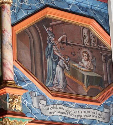 Zdjęcie nr 7: Parapet chóru muzycznego o brzegu linii wypukłej pośrodku, jednokondygnacyjny, siedmioosiowy z dwiema ściankami bocznymi na zakończeniu. Poszczególne osie wydzielone są kolumienkami wspartymi na bazach i niskich cokołach, od dołu ujętymi złoconymi szyszkami, zwieńczone fantazyjnymi kapitelami. Podpory podtrzymują imposty zdobione rozetami oraz niepełne belkowanie w postaci profilowanego gzymsu, wyłamanego na ich osi. W poszczególnych kwaterach umieszczonych jest siedem płycin w kształcie leżących prostokątów, naprzemiennie o bokach ściętych i o bokach wypukłych z uskokami; a na ściankach bocznych dwie płyciny w kształcie stojących prostokątów; w polu znajdują się malowane na desce obrazy. Pod obrazami malowane jasnoszare wstęgi z napisami. Wszystkie osie boczne ujęte są od dołu fantazyjnie wykrojonymi kartuszami, polichromowanymi na niebiesko i ozdobionymi malowaną dekoracją akantową. Struktura jest marmoryzowana w kolorze niebieskim, kolumienki marmoryzowane na kolor różowo-czerwony, profilowania czerwone i bordowe, ornamenty złocone. 

Pierwszy obraz od lewej przedstawia sumarycznie oddany krajobraz z roślinnością na pierwszym planie oraz wysokimi, brązowymi drzewami po prawej stronie. W górnej części kompozycji widnieje jasnoniebieskie niebo.

Drugi obraz ukazuje siedzącą na ziemi Duszę pod postacią człowieka z rękami rozchylającymi suknię na piersi, od której ulatują ku górze strzały. Dusza ma owalną twarz, duże oczy, długi nos oraz duże, delikatnie rozchylone usta. Głowę okalają bujne, średniej długości, rude włosy. Ubrana jest w długą i białą suknię, podkreśloną wyraźnie czarnymi konturami na brzegu i w miejscach draperii szaty. Na jej kolanach leży łuk, a z tyłu kołczan ze strzałami. W górnej części kompozycji w otoku z chmur widnieje przedstawienie Boga pod postacią oka i pary uszu, w których stronę kierują się strzały opisane na białych banderolach westchnieniami:  „Ah!”, „vtinam!”, „Heu!”. Całość ukazana jest na tle oddalonego lasu z kaplicą po prawej stronie. Pod obrazem wstęga z napisem: „Panie przed Tobą wszelkie prágnienie moie, ÿ / wzdÿchanie moie nie iest taÿne Tobie. W Psal(mus) 37.” 

Trzeci obraz przedstawia chorą Duszę, spoczywającą na łożu, przy której czuwa siedzący na stołku Amor Boży, nakładający na nią dłonie. Dusza ubrana jest w jasną koszulę i ma głowę zawiązaną białą chustą. Anioł zwrócony jest trzy czwarte w lewo, ze skrzydłami u pleców i ze skrzyżowanymi nogami. Ubrany jest w jasnoróżową tunikę. Twarz owalna z wydatnymi ustami i dużymi oczami oraz pulchnymi policzkami, okolona krótkimi włosami i kolistym nimbem. Łoże z baldachimem ustawione jest na wysokim cokole, z zawieszoną zieloną kotarą upiętą na bokach, u spodu baldachimu wisi złocony lambrekin. Kompozycja zaaranżowana jest we wnętrzu architektonicznym z półkolistą arkadą po prawej stronie i wiszącym po lewej obrazkiem na ścianie. Pod płyciną wstęga z napisem: „Zmiłuÿ się nademną Panie, albowiem chorÿ iestem uzdow mię / Panie bo zchorzałÿ kośći moie. W Psal(mus) 6.”

Czwarta scena ukazuje Duszę zaprzągniętą w kierat. Dusza z opaską na oczach idzie z wniesionymi rękami, ustawiona tyłem w kierunku widza. Tym razem uobecniona jest pod postacią kobiety z długimi włosami, upiętymi w kok z tyłu głowy. Ubrana jest w długą, szarą suknię z podwiniętymi rękawami. Po lewej stronie obrazu Amor przytrzymuje na postronku Duszę, a w lewej ręce wnosi bicz. Fizjonomia i ubiór anioła jest analogiczny jak we wcześniejszych obrazach. Pośrodku kompozycji znajduje się kierat. Scena przedstawiona jest we wnętrzu architektonicznym z półkolistą arkadą po prawej stronie i prostokątnym oknem po lewej. Otwory ukazują krajobraz z błękitnym niebem. Pod spodem widnieje napis: „Weÿrziÿ na pokorę moię, ÿ ná  pracą moię, á odpuść / mi wszÿstkie wÿstępki moie. W Psal(mus) 24.”

Środkowa partia balustrady wyobraża tzw. krucyfiks mistyczny. Do drzewa przybity jest Amor Boży – Chrystus, a na ziemi siedzi Dusza – Oblubienica. Chrystus przybity jest do drzewa trzema gwoździami. Na głowie ma założoną koronę cierniową. Dusza siedzi na ziemi, widoczna jest z lewego profilu, ma wyprostowane nogi i splecione dłonie, złożone na kolanach, głowę kieruje w stronę Chrystusa. Fizjonomia i ubiór postaci są analogiczne, jak we wcześniejszych scenach. Całość ukazana jest na tle drzew, w oddali widoczne są skały; niebo jest różowo-niebieskie. Pod obrazem napis: „Pod ćieniem tego, którego pragnęłam uśiádłám / Cant(icum canticorum) 2.” 

Kolejny obraz ilustruje Duszę uwięzioną w klatce, do której schwytała ją Śmierć. Dusza leży na ziemi z prawą ręką wzniesioną ku górze, lewą trzyma na sakiewce z pieniędzmi. Fizjonomia i ubiór duszy są analogiczne jak na poprzednich obrazach. W klatce znajdują się również: lutnia, dzban i kielich. Po lewej stronie obrazu siedzi Śmierć pod postacią kościotrupa, która za pomocą sznurów przyciąga do siebie klatkę z Duszą. Na drugim planie harcują nieczyste moce o monstrualnych posturach, a w oddali widać wysokie płomienie. Pośrodku kompozycji znajduje się wysokie drzewo. Pod obrazem jest malowany napis: „Męki Piekielne otoczÿłÿ mię zewsząd, / uprzedźiłÿ mię śidła śmierći. W Psal(mus) 17.”

Siódmy obraz przedstawia Amora Bożego zasłaniającego oczy Duszy i odciągającego ją od damy stojącej obok. Po lewej stronie kompozycji Dusza kieruje się w lewą stronę z wyciągniętymi przed siebie rękami. Amor zasłania jej od tyłu oczy, a głowę ma skierowaną w stronę damy. Postacie te mają fizjonomię i ubiór analogiczne jak na poprzednich obrazach. Kobieta ustawiona jest po prawej stronie dzieła. Twarz ma okrągłą z dużymi oczami, czerwonymi ustami i silnie zarumienionymi policzkami. Włosy są upięte do tyłu w bujną fryzurę, spiętą czerwonymi wstążkami. Ubrana jest w jasnoczerwoną suknię z gorsetem i angażantami, na stopach ma czarne buty. W prawej dłoni trzyma kubeczek do gry, od którego odskakują piłeczki (lub według Elsa Stronksa bańki mydlane), a w lewej ma zwinięty wachlarz. Po lewej stronie obrazu widnieje wysoka skała i drzewo, po prawej roślinny krajobraz. Dzieło opisane jest słowami: „Odwroć oczÿ moie, ábÿ niewidźiałÿ márnośći. / W Psal(mus) 118.” 

Ósma scena obrazuje Sąd Ostateczny. Skulona Dusza z opaską na oczach prowadzona jest przez alegorię sprawiedliwości przed oblicze Amora Bożego. Alegoria ukazana jest jako kobieta z wagą w lewej dłoni i mieczem w prawej, końcem skierowanym ku górze, opartym o jej prawe ramię. Ubrana jest w różową suknię, niebieski płaszcz oraz hełm z różowym piórem, a oczy ma zawiązane opaską. Alegoria sprawiedliwości wraz z Duszą stają przed Amorem Bożym, zasiadającym za wysoką ławą po prawej stronie obrazu. Amor zapisuje w księdze uczynki Duszy, lewą dłoń unosi i wskazuje palec w geście roztropności. Fizjonomia i ubiór postaci są analogiczne, jak na poprzednich obrazach.  Ława zasłana jest zielonym obrusem z żółtymi frędzlami. Nad głową Amora, wmurowane są w ścianę tablice Dekalogu. Całość ukazana jest we wnętrzu architektonicznym. Pod spodem napis: „Nie wchodź wsąd zsługą twoim, albowiem nie kazdÿ / będzie usprawiedliwionÿ przed obliczem twoim W P(salmus) 11”.

Ostatni obraz, podobnie jak pierwszy na ściance bocznej, przedstawia krajobraz ze skałami i drzewami. 


