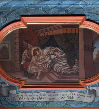 Zdjęcie nr 9: Parapet chóru muzycznego o brzegu linii wypukłej pośrodku, jednokondygnacyjny, siedmioosiowy z dwiema ściankami bocznymi na zakończeniu. Poszczególne osie wydzielone są kolumienkami wspartymi na bazach i niskich cokołach, od dołu ujętymi złoconymi szyszkami, zwieńczone fantazyjnymi kapitelami. Podpory podtrzymują imposty zdobione rozetami oraz niepełne belkowanie w postaci profilowanego gzymsu, wyłamanego na ich osi. W poszczególnych kwaterach umieszczonych jest siedem płycin w kształcie leżących prostokątów, naprzemiennie o bokach ściętych i o bokach wypukłych z uskokami; a na ściankach bocznych dwie płyciny w kształcie stojących prostokątów; w polu znajdują się malowane na desce obrazy. Pod obrazami malowane jasnoszare wstęgi z napisami. Wszystkie osie boczne ujęte są od dołu fantazyjnie wykrojonymi kartuszami, polichromowanymi na niebiesko i ozdobionymi malowaną dekoracją akantową. Struktura jest marmoryzowana w kolorze niebieskim, kolumienki marmoryzowane na kolor różowo-czerwony, profilowania czerwone i bordowe, ornamenty złocone. 

Pierwszy obraz od lewej przedstawia sumarycznie oddany krajobraz z roślinnością na pierwszym planie oraz wysokimi, brązowymi drzewami po prawej stronie. W górnej części kompozycji widnieje jasnoniebieskie niebo.

Drugi obraz ukazuje siedzącą na ziemi Duszę pod postacią człowieka z rękami rozchylającymi suknię na piersi, od której ulatują ku górze strzały. Dusza ma owalną twarz, duże oczy, długi nos oraz duże, delikatnie rozchylone usta. Głowę okalają bujne, średniej długości, rude włosy. Ubrana jest w długą i białą suknię, podkreśloną wyraźnie czarnymi konturami na brzegu i w miejscach draperii szaty. Na jej kolanach leży łuk, a z tyłu kołczan ze strzałami. W górnej części kompozycji w otoku z chmur widnieje przedstawienie Boga pod postacią oka i pary uszu, w których stronę kierują się strzały opisane na białych banderolach westchnieniami:  „Ah!”, „vtinam!”, „Heu!”. Całość ukazana jest na tle oddalonego lasu z kaplicą po prawej stronie. Pod obrazem wstęga z napisem: „Panie przed Tobą wszelkie prágnienie moie, ÿ / wzdÿchanie moie nie iest taÿne Tobie. W Psal(mus) 37.” 

Trzeci obraz przedstawia chorą Duszę, spoczywającą na łożu, przy której czuwa siedzący na stołku Amor Boży, nakładający na nią dłonie. Dusza ubrana jest w jasną koszulę i ma głowę zawiązaną białą chustą. Anioł zwrócony jest trzy czwarte w lewo, ze skrzydłami u pleców i ze skrzyżowanymi nogami. Ubrany jest w jasnoróżową tunikę. Twarz owalna z wydatnymi ustami i dużymi oczami oraz pulchnymi policzkami, okolona krótkimi włosami i kolistym nimbem. Łoże z baldachimem ustawione jest na wysokim cokole, z zawieszoną zieloną kotarą upiętą na bokach, u spodu baldachimu wisi złocony lambrekin. Kompozycja zaaranżowana jest we wnętrzu architektonicznym z półkolistą arkadą po prawej stronie i wiszącym po lewej obrazkiem na ścianie. Pod płyciną wstęga z napisem: „Zmiłuÿ się nademną Panie, albowiem chorÿ iestem uzdow mię / Panie bo zchorzałÿ kośći moie. W Psal(mus) 6.”

Czwarta scena ukazuje Duszę zaprzągniętą w kierat. Dusza z opaską na oczach idzie z wniesionymi rękami, ustawiona tyłem w kierunku widza. Tym razem uobecniona jest pod postacią kobiety z długimi włosami, upiętymi w kok z tyłu głowy. Ubrana jest w długą, szarą suknię z podwiniętymi rękawami. Po lewej stronie obrazu Amor przytrzymuje na postronku Duszę, a w lewej ręce wnosi bicz. Fizjonomia i ubiór anioła jest analogiczny jak we wcześniejszych obrazach. Pośrodku kompozycji znajduje się kierat. Scena przedstawiona jest we wnętrzu architektonicznym z półkolistą arkadą po prawej stronie i prostokątnym oknem po lewej. Otwory ukazują krajobraz z błękitnym niebem. Pod spodem widnieje napis: „Weÿrziÿ na pokorę moię, ÿ ná  pracą moię, á odpuść / mi wszÿstkie wÿstępki moie. W Psal(mus) 24.”

Środkowa partia balustrady wyobraża tzw. krucyfiks mistyczny. Do drzewa przybity jest Amor Boży – Chrystus, a na ziemi siedzi Dusza – Oblubienica. Chrystus przybity jest do drzewa trzema gwoździami. Na głowie ma założoną koronę cierniową. Dusza siedzi na ziemi, widoczna jest z lewego profilu, ma wyprostowane nogi i splecione dłonie, złożone na kolanach, głowę kieruje w stronę Chrystusa. Fizjonomia i ubiór postaci są analogiczne, jak we wcześniejszych scenach. Całość ukazana jest na tle drzew, w oddali widoczne są skały; niebo jest różowo-niebieskie. Pod obrazem napis: „Pod ćieniem tego, którego pragnęłam uśiádłám / Cant(icum canticorum) 2.” 

Kolejny obraz ilustruje Duszę uwięzioną w klatce, do której schwytała ją Śmierć. Dusza leży na ziemi z prawą ręką wzniesioną ku górze, lewą trzyma na sakiewce z pieniędzmi. Fizjonomia i ubiór duszy są analogiczne jak na poprzednich obrazach. W klatce znajdują się również: lutnia, dzban i kielich. Po lewej stronie obrazu siedzi Śmierć pod postacią kościotrupa, która za pomocą sznurów przyciąga do siebie klatkę z Duszą. Na drugim planie harcują nieczyste moce o monstrualnych posturach, a w oddali widać wysokie płomienie. Pośrodku kompozycji znajduje się wysokie drzewo. Pod obrazem jest malowany napis: „Męki Piekielne otoczÿłÿ mię zewsząd, / uprzedźiłÿ mię śidła śmierći. W Psal(mus) 17.”

Siódmy obraz przedstawia Amora Bożego zasłaniającego oczy Duszy i odciągającego ją od damy stojącej obok. Po lewej stronie kompozycji Dusza kieruje się w lewą stronę z wyciągniętymi przed siebie rękami. Amor zasłania jej od tyłu oczy, a głowę ma skierowaną w stronę damy. Postacie te mają fizjonomię i ubiór analogiczne jak na poprzednich obrazach. Kobieta ustawiona jest po prawej stronie dzieła. Twarz ma okrągłą z dużymi oczami, czerwonymi ustami i silnie zarumienionymi policzkami. Włosy są upięte do tyłu w bujną fryzurę, spiętą czerwonymi wstążkami. Ubrana jest w jasnoczerwoną suknię z gorsetem i angażantami, na stopach ma czarne buty. W prawej dłoni trzyma kubeczek do gry, od którego odskakują piłeczki (lub według Elsa Stronksa bańki mydlane), a w lewej ma zwinięty wachlarz. Po lewej stronie obrazu widnieje wysoka skała i drzewo, po prawej roślinny krajobraz. Dzieło opisane jest słowami: „Odwroć oczÿ moie, ábÿ niewidźiałÿ márnośći. / W Psal(mus) 118.” 

Ósma scena obrazuje Sąd Ostateczny. Skulona Dusza z opaską na oczach prowadzona jest przez alegorię sprawiedliwości przed oblicze Amora Bożego. Alegoria ukazana jest jako kobieta z wagą w lewej dłoni i mieczem w prawej, końcem skierowanym ku górze, opartym o jej prawe ramię. Ubrana jest w różową suknię, niebieski płaszcz oraz hełm z różowym piórem, a oczy ma zawiązane opaską. Alegoria sprawiedliwości wraz z Duszą stają przed Amorem Bożym, zasiadającym za wysoką ławą po prawej stronie obrazu. Amor zapisuje w księdze uczynki Duszy, lewą dłoń unosi i wskazuje palec w geście roztropności. Fizjonomia i ubiór postaci są analogiczne, jak na poprzednich obrazach.  Ława zasłana jest zielonym obrusem z żółtymi frędzlami. Nad głową Amora, wmurowane są w ścianę tablice Dekalogu. Całość ukazana jest we wnętrzu architektonicznym. Pod spodem napis: „Nie wchodź wsąd zsługą twoim, albowiem nie kazdÿ / będzie usprawiedliwionÿ przed obliczem twoim W P(salmus) 11”.

Ostatni obraz, podobnie jak pierwszy na ściance bocznej, przedstawia krajobraz ze skałami i drzewami. 


