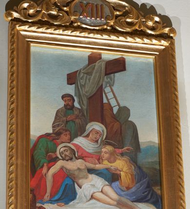 Zdjęcie nr 11: Cykl 14 obrazów w formie stojącego prostokąta w drewnianych, profilowanych i złoconych ramach. Rama od zewnątrz dekorowana motywem skręconego sznura. Od góry obrazy ujęte stylizowanym ornamentem akantowym i zwieńczone kartuszami mieszczącym rzymskie numery stacji z krzyżem. Kompozycje zamknięte, kadrowane w kilkupostaciowe sceny z tłem wypełnionym błękitnym niebem. Postacie malowane intensywnymi, kontrastowymi plamami barwnymi; twarze o delikatnie zaznaczonych rysach, ubrane w obszerne szaty, miękko kształtowane silnym światłocieniem. Chrystus ubrany jest w czerwoną suknię o szerokich rękawach oraz zieloną koronę cierniową. Postacie oprawców o muskularnych ciałach, ukazanych w śmiałych skrótach perspektywicznych. Fizjonomie postaci drugoplanowych oddane sumarycznie. U dołu sygnatury artysty. Na stacji II: „189[?] / S[tanisław] B[ryniarski]”, na stacji III: „S[tanisław] Bryniarski / 1894 r.", na stacji IV: „189[?] S[tanisław] B[ryniarski]”, na stacjach VIII i IX ta sama sygnatura „S[tanisław] B[ryniarski] / 1894”, na stacji XI: „S[tanisław] Bryniarski / 1894”, na stacjach XII I XIV: „S[tanisław] B[ryniarski]”.