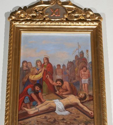 Zdjęcie nr 9: Cykl 14 obrazów w formie stojącego prostokąta w drewnianych, profilowanych i złoconych ramach. Rama od zewnątrz dekorowana motywem skręconego sznura. Od góry obrazy ujęte stylizowanym ornamentem akantowym i zwieńczone kartuszami mieszczącym rzymskie numery stacji z krzyżem. Kompozycje zamknięte, kadrowane w kilkupostaciowe sceny z tłem wypełnionym błękitnym niebem. Postacie malowane intensywnymi, kontrastowymi plamami barwnymi; twarze o delikatnie zaznaczonych rysach, ubrane w obszerne szaty, miękko kształtowane silnym światłocieniem. Chrystus ubrany jest w czerwoną suknię o szerokich rękawach oraz zieloną koronę cierniową. Postacie oprawców o muskularnych ciałach, ukazanych w śmiałych skrótach perspektywicznych. Fizjonomie postaci drugoplanowych oddane sumarycznie. U dołu sygnatury artysty. Na stacji II: „189[?] / S[tanisław] B[ryniarski]”, na stacji III: „S[tanisław] Bryniarski / 1894 r.", na stacji IV: „189[?] S[tanisław] B[ryniarski]”, na stacjach VIII i IX ta sama sygnatura „S[tanisław] B[ryniarski] / 1894”, na stacji XI: „S[tanisław] Bryniarski / 1894”, na stacjach XII I XIV: „S[tanisław] B[ryniarski]”.