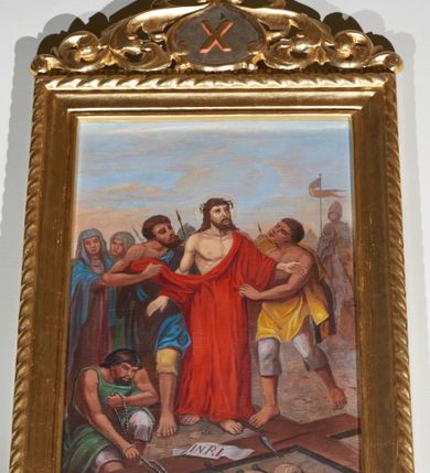 Zdjęcie nr 8: Cykl 14 obrazów w formie stojącego prostokąta w drewnianych, profilowanych i złoconych ramach. Rama od zewnątrz dekorowana motywem skręconego sznura. Od góry obrazy ujęte stylizowanym ornamentem akantowym i zwieńczone kartuszami mieszczącym rzymskie numery stacji z krzyżem. Kompozycje zamknięte, kadrowane w kilkupostaciowe sceny z tłem wypełnionym błękitnym niebem. Postacie malowane intensywnymi, kontrastowymi plamami barwnymi; twarze o delikatnie zaznaczonych rysach, ubrane w obszerne szaty, miękko kształtowane silnym światłocieniem. Chrystus ubrany jest w czerwoną suknię o szerokich rękawach oraz zieloną koronę cierniową. Postacie oprawców o muskularnych ciałach, ukazanych w śmiałych skrótach perspektywicznych. Fizjonomie postaci drugoplanowych oddane sumarycznie. U dołu sygnatury artysty. Na stacji II: „189[?] / S[tanisław] B[ryniarski]”, na stacji III: „S[tanisław] Bryniarski / 1894 r.", na stacji IV: „189[?] S[tanisław] B[ryniarski]”, na stacjach VIII i IX ta sama sygnatura „S[tanisław] B[ryniarski] / 1894”, na stacji XI: „S[tanisław] Bryniarski / 1894”, na stacjach XII I XIV: „S[tanisław] B[ryniarski]”.