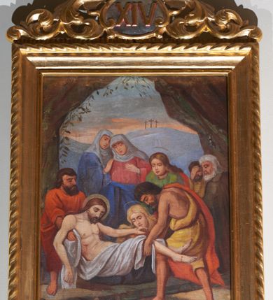 Zdjęcie nr 12: Cykl 14 obrazów w formie stojącego prostokąta w drewnianych, profilowanych i złoconych ramach. Rama od zewnątrz dekorowana motywem skręconego sznura. Od góry obrazy ujęte stylizowanym ornamentem akantowym i zwieńczone kartuszami mieszczącym rzymskie numery stacji z krzyżem. Kompozycje zamknięte, kadrowane w kilkupostaciowe sceny z tłem wypełnionym błękitnym niebem. Postacie malowane intensywnymi, kontrastowymi plamami barwnymi; twarze o delikatnie zaznaczonych rysach, ubrane w obszerne szaty, miękko kształtowane silnym światłocieniem. Chrystus ubrany jest w czerwoną suknię o szerokich rękawach oraz zieloną koronę cierniową. Postacie oprawców o muskularnych ciałach, ukazanych w śmiałych skrótach perspektywicznych. Fizjonomie postaci drugoplanowych oddane sumarycznie. U dołu sygnatury artysty. Na stacji II: „189[?] / S[tanisław] B[ryniarski]”, na stacji III: „S[tanisław] Bryniarski / 1894 r.&quot;, na stacji IV: „189[?] S[tanisław] B[ryniarski]”, na stacjach VIII i IX ta sama sygnatura „S[tanisław] B[ryniarski] / 1894”, na stacji XI: „S[tanisław] Bryniarski / 1894”, na stacjach XII I XIV: „S[tanisław] B[ryniarski]”.