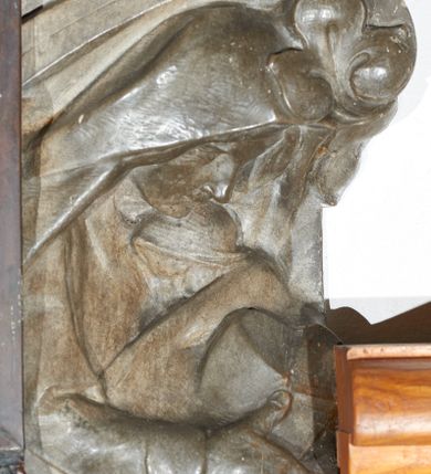 Zdjęcie nr 4: Epitafium w kształcie stojącego prostokąta, dwustopniowe, oddzielone wąskim gzymsem, zamknięte łukiem półkolistym, na którego zakończeniach dwie puste tarcze herbowe. W dolnej części epitafium płycina w kształcie leżącego prostokąta o fantazyjnym wykroju, w narożach ujęta dwiema czołgankami, z inskrypcją w polu: „LUDWIK BEŁTOWSKI / UR[ODZONY] 1819 WE LWOWIE ZASŁ[UŻONY] OBYW[ATEL] DŁUG[O]L[ETNI] RADNY MIASTA / NOWEGO TARGU MISTRZ ART[YSTA] BUD[OWLI] MECH[ANICZNYCH] PRZEM[YSŁOWYCH] PRZEWODN[ICZĄCY] / POW[IATOWEGO] STOW[ARZYSZENIA] RĘKODZ[IĘLNIKÓW] PRZEM[YSŁOWYCH] SĄDU POLUB[OWNEGO] INICIAT[OR] CZYNN[Y] ORĘD[OWNIK] / POWIĘKSZ[ANIA] MAJ[ĄTKU] DOBROBYTU GMINY UPIĘKSZ[ANIA] MIASTA OFIARN[Y] / PATRIOT[A] MĄŻ RZADK[ICH] CNÓT SERC[A] WIELK[IEGO] CHAR[AKTERU] ZM[ARŁ] 13. STYCZ[NIA] 1902 / PROSI O WESTCHNIENIE DO BOGA AMEN”. W prawym dolnym rogu epitafium sygnatura „Juliusz B[ełtowski] 1904.” Powyżej kwadratowy odlew z przedstawieniem Miłosiernego Samarytanina, flankowany dwiema popiersiami: rzeźbą Matki Boskiej z Dzieciątkiem po prawej i św. Józefa Robotnika po lewej. W dolnej części odlewu litery „D[EO] O[PTIMO] M[AXIMO]”. Na odlewie ukazany leżący na ziemi mężczyzna o wychudzonej posturze, któremu Samarytanin podaje kubek z wodą do picia. Po lewej stronie obrazu głowa wielbłąda. Matka Boska zwrócona trzy czwarte w lewo, z głową pochyloną w dół, przytulająca do piersi śpiące Dzieciątko. W dłoniach trzyma księgę. Twarz o wyraźnych rysach z długim nosem i zaciśniętymi ustami. Ubrana jest w suknię z długimi rękawami i płaszcz założony na głowę. Święty Józef zwrócony jest delikatnie w prawo z głową skierowaną w lewo. Ma krótkie i bujne włosy, wzrok skierowany w prawo oraz zaciśnięte usta. Ubrany jest w strój robotnika – koszulę z podwiniętymi do łokci rękawami. W dłoniach trzyma strug i piłę do drewna. W górnej części epitafium znajduje się okrągłe popiersie Ludwika Bełtowskiego w szerokiej okrągłej ramie. Zmarły ukazany z prawego profilu o podłużnej twarzy ze spiczastą brodą i wąsami, długim nosem i zmarszczonym czołem. Włosy krótkie. Ubrany jest w koszulę i marynarkę. Po lewej stronie popiersia sygnatura „B[ełtowski] [1]902”.


