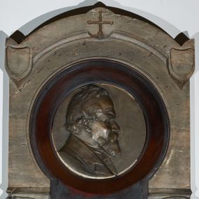 Zdjęcie nr 1: Epitafium w kształcie stojącego prostokąta, dwustopniowe, oddzielone wąskim gzymsem, zamknięte łukiem półkolistym, na którego zakończeniach dwie puste tarcze herbowe. W dolnej części epitafium płycina w kształcie leżącego prostokąta o fantazyjnym wykroju, w narożach ujęta dwiema czołgankami, z inskrypcją w polu: „LUDWIK BEŁTOWSKI / UR[ODZONY] 1819 WE LWOWIE ZASŁ[UŻONY] OBYW[ATEL] DŁUG[O]L[ETNI] RADNY MIASTA / NOWEGO TARGU MISTRZ ART[YSTA] BUD[OWLI] MECH[ANICZNYCH] PRZEM[YSŁOWYCH] PRZEWODN[ICZĄCY] / POW[IATOWEGO] STOW[ARZYSZENIA] RĘKODZ[IĘLNIKÓW] PRZEM[YSŁOWYCH] SĄDU POLUB[OWNEGO] INICIAT[OR] CZYNN[Y] ORĘD[OWNIK] / POWIĘKSZ[ANIA] MAJ[ĄTKU] DOBROBYTU GMINY UPIĘKSZ[ANIA] MIASTA OFIARN[Y] / PATRIOT[A] MĄŻ RZADK[ICH] CNÓT SERC[A] WIELK[IEGO] CHAR[AKTERU] ZM[ARŁ] 13. STYCZ[NIA] 1902 / PROSI O WESTCHNIENIE DO BOGA AMEN”. W prawym dolnym rogu epitafium sygnatura „Juliusz B[ełtowski] 1904.” Powyżej kwadratowy odlew z przedstawieniem Miłosiernego Samarytanina, flankowany dwiema popiersiami: rzeźbą Matki Boskiej z Dzieciątkiem po prawej i św. Józefa Robotnika po lewej. W dolnej części odlewu litery „D[EO] O[PTIMO] M[AXIMO]”. Na odlewie ukazany leżący na ziemi mężczyzna o wychudzonej posturze, któremu Samarytanin podaje kubek z wodą do picia. Po lewej stronie obrazu głowa wielbłąda. Matka Boska zwrócona trzy czwarte w lewo, z głową pochyloną w dół, przytulająca do piersi śpiące Dzieciątko. W dłoniach trzyma księgę. Twarz o wyraźnych rysach z długim nosem i zaciśniętymi ustami. Ubrana jest w suknię z długimi rękawami i płaszcz założony na głowę. Święty Józef zwrócony jest delikatnie w prawo z głową skierowaną w lewo. Ma krótkie i bujne włosy, wzrok skierowany w prawo oraz zaciśnięte usta. Ubrany jest w strój robotnika – koszulę z podwiniętymi do łokci rękawami. W dłoniach trzyma strug i piłę do drewna. W górnej części epitafium znajduje się okrągłe popiersie Ludwika Bełtowskiego w szerokiej okrągłej ramie. Zmarły ukazany z prawego profilu o podłużnej twarzy ze spiczastą brodą i wąsami, długim nosem i zmarszczonym czołem. Włosy krótkie. Ubrany jest w koszulę i marynarkę. Po lewej stronie popiersia sygnatura „B[ełtowski] [1]902”.


