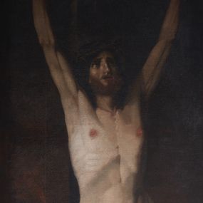 Zdjęcie nr 1: Obraz w kształcie stojącego prostokąta ujęty profilowaną, marmoryzowaną ramą, od wewnątrz złoconą. Pośrodku przedstawiony jest Chrystus na krzyżu, ukazany do wysokości powyżej kolan. Chrystus zwrócony jest lekko w lewą stronę, głowę ma delikatnie uniesioną, ramiona wzniesione wysoko, dłonie przybite do belki krzyża. Sylwetka ciała smukła z delikatnie zarysowanym układem mięśniowym i kostnym. Twarz Chrystusa owalna, okolona ciemnobrązowymi włosami i krótką brodą. Oczy szeroko otwarte, brwi ściągnięte, nos lekko zakrzywiony, usta rozchylone; na głowie korona cierniowa. Wokół bioder ma białe perizonium zawiązane po prawej stronie, silnie drapowane. Kolorystyka obrazu zawężona, karnacja ciała jasna podkreślona silnym światłocieniem na tle ciemnego nieba. Krzyż szeroki z titulusem w kształcie prostokątnej kartki z napisem w języku hebrajskim.