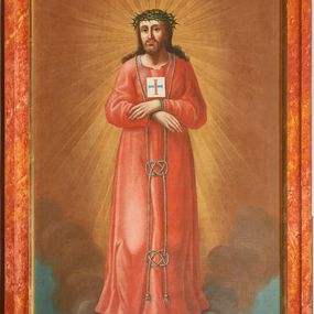 Zdjęcie nr 1: Obraz w kształcie stojącego prostokąta z przedstawieniem Jezusa Nazareńskiego Wykupionego. W centrum kompozycji jest ukazany Jezus z prawą nogą delikatne ugiętą w kolanie i z rękami skrzyżowanymi na wysokości talii, związanymi sznurem, który przewieszony przez szyję Jezusa spływa dwoma końcami aż do samej ziemi. Jezus ma podłużną twarz z długim nosem i dużymi oczami oraz mocno zarumienionymi policzkami. Głowę okalają długie, bujne i kręcone włosy oraz krótka broda, zawinięta w dwa pukle na podbródku. Jezus ubrany jest w długą, czerwoną suknię, na głowie ma założoną zieloną koronę cierniową, spod której spływają strużki krwi, a na szyi ma zawieszony trynitarski szkaplerz (na niebieskiej tasiemce zawieszony kwadratowy kawałek białego płótna z niebiesko-czerwonym krzyżem). Zbawiciel stoi na chmurze z szarych obłoków, która ułożona jest na kształt litery „V”, poniżej błękitne niebo, a w górnej części kompozycji złote tło i promienie odchodzące od Jezusa. Rama drewniana, profilowana, od wewnątrz wąski profil złocony, w pozostałej części marmoryzowana w kolorze czerwono-ugrowym.