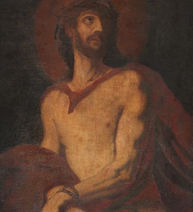 Zdjęcie nr 1: Obraz w kształcie stojącego prostokąta z przedstawieniem Ecce Homo. Chrystus ukazany w półpostaci, zwrócony w trzech czwartych w prawo, z głową skierowaną w lewo, z rękami skrzyżowanymi na wysokości pasa, w lewej dłoni trzyma gałązkę trzciny. Twarz podłużna o wyrazistych, pociągłych rysach, długim nosie, z krótkim i brązowym zarostem oraz delikatnie otwartymi ustami. Włosy długie, falowane, opadające na plecy. Na głowie cierniowa korona. Na czole, szyi, ramionach i klatce piersiowej drobne krople krwi. Chrystus ubrany jest w ciemnoczerwony płaszcz związany na klatce piersiowej i  przewieszony przez prawą rękę, odsłaniający nagi tors. Skrzyżowane ręce związane sznurem w nadgarstkach. Tło czarne, wokół głowy Chrystusa duży kolisty, brązowy nimb. Kolorystyka ciemna. Rama drewniana, profilowana, złocona, zdobiona pasami astragalu i stylizowaną wicią roślinną.