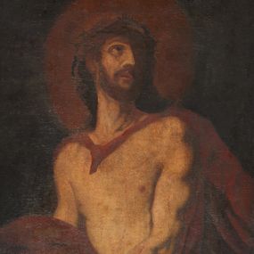 Zdjęcie nr 1: Obraz w kształcie stojącego prostokąta z przedstawieniem Ecce Homo. Chrystus ukazany w półpostaci, zwrócony w trzech czwartych w prawo, z głową skierowaną w lewo, z rękami skrzyżowanymi na wysokości pasa, w lewej dłoni trzyma gałązkę trzciny. Twarz podłużna o wyrazistych, pociągłych rysach, długim nosie, z krótkim i brązowym zarostem oraz delikatnie otwartymi ustami. Włosy długie, falowane, opadające na plecy. Na głowie cierniowa korona. Na czole, szyi, ramionach i klatce piersiowej drobne krople krwi. Chrystus ubrany jest w ciemnoczerwony płaszcz związany na klatce piersiowej i  przewieszony przez prawą rękę, odsłaniający nagi tors. Skrzyżowane ręce związane sznurem w nadgarstkach. Tło czarne, wokół głowy Chrystusa duży kolisty, brązowy nimb. Kolorystyka ciemna. Rama drewniana, profilowana, złocona, zdobiona pasami astragalu i stylizowaną wicią roślinną.