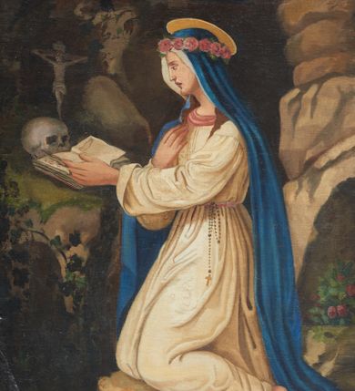 Zdjęcie nr 1: Obraz w kształcie stojącego prostokąta, przedstawiający św. Rozalię. Święta zwrócona trzy czwarte w prawo z prawą ręką na piersi, lewą przewracająca karty w leżącej na skale księdze. Twarz podłużna, ukazana z lewego profilu z długim nosem i małymi ustami. Ubrana jest w białą suknię, przewiązaną w talii różowym paskiem, przez który przewieszony jest różaniec. Na głowę ma założony długi i niebieski welon, na niej wianek z różowych róż, a powyżej złocony, płaski i kolisty nimb. Całość ukazana jest na tle skalnej groty z bujną roślinnością po lewej stronie oraz krzakiem róż po prawej. Na skale obok księgi znajdują się również czaszka oraz krucyfiks. Kolorystyka obrazu intensywna, tło oddane sumarycznie. Rama drewniana, profilowana, malowana na brązowo.