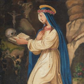 Zdjęcie nr 1: Obraz w kształcie stojącego prostokąta, przedstawiający św. Rozalię. Święta zwrócona trzy czwarte w prawo z prawą ręką na piersi, lewą przewracająca karty w leżącej na skale księdze. Twarz podłużna, ukazana z lewego profilu z długim nosem i małymi ustami. Ubrana jest w białą suknię, przewiązaną w talii różowym paskiem, przez który przewieszony jest różaniec. Na głowę ma założony długi i niebieski welon, na niej wianek z różowych róż, a powyżej złocony, płaski i kolisty nimb. Całość ukazana jest na tle skalnej groty z bujną roślinnością po lewej stronie oraz krzakiem róż po prawej. Na skale obok księgi znajdują się również czaszka oraz krucyfiks. Kolorystyka obrazu intensywna, tło oddane sumarycznie. Rama drewniana, profilowana, malowana na brązowo.