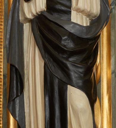 Zdjęcie nr 6: Ołtarz przyścienny, architektoniczny, jednoosiowy, jednokondygnacyjny ze zwieńczeniem. Mensa prostopadłościenna, w antepedium prostokątna, złocona rama. Prostokątna predella flankowana przed dwa wysunięte cokoły, na których ustawione są pilastry, wspierające przerwane belkowanie, zamknięte wydatnym, profilowanym gzymsem. Przed podporami ustawione są dwie figury świętych: po lewej stronie św. Teresy, a po prawej św. Kunegundy. W polu środkowym wnęka w kształcie stojącego prostokąta, zamkniętego łukiem nadwieszonym, w której umieszczona jest figura św. Antoniego Padewskiego na tle mniejszej płyciny o analogicznym kształcie. Imposty w partii fryzu ustawione są pod kątem, zdobione podwieszonymi od spodu szyszkami. Zwieńczenie w kształcie stojącego prostokąta, ujęte parą pilastrów, wspierających wyłamane belkowanie, zamknięte nad polem środkowym łukiem nadwieszonym. W polu obraz „Wniebowzięcie Najświętszej Marii Panny” w kształcie stojącego prostokąta od dołu i od góry zamkniętego łukiem nadwieszonym. Na szczycie zwieńczenia promienista gloria z monogramem maryjnym na tle obłoków. Podpory ustawione są na niskich bazach o trzonach dekorowanych płaską, skośnie oplatającą je szeroką wstęgą i o kapitelach korynckich. Boki nastawy i zwieńczenia zdobią uszaki formowane z ażurowej dekoracji rocaille’owej. Całość struktury ołtarza pokryta marmoryzacją zielono-niebieską; na cokole, fryzie, we wnęce i w zwieńczeniu cześciowo w kolorze jasnozielonym z jasnobrązowo-białym żyłkowaniem. Detale oraz profilowania pozłacane i posrebrzane. 
