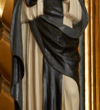 Zdjęcie nr 8: Ołtarz przyścienny, architektoniczny, jednoosiowy, jednokondygnacyjny ze zwieńczeniem. Mensa prostopadłościenna, w antepedium prostokątna, złocona rama. Prostokątna predella flankowana przed dwa wysunięte cokoły, na których ustawione są pilastry, wspierające przerwane belkowanie, zamknięte wydatnym, profilowanym gzymsem. Przed podporami ustawione są dwie figury świętych: po lewej stronie św. Teresy, a po prawej św. Kunegundy. W polu środkowym wnęka w kształcie stojącego prostokąta, zamkniętego łukiem nadwieszonym, w której umieszczona jest figura św. Antoniego Padewskiego na tle mniejszej płyciny o analogicznym kształcie. Imposty w partii fryzu ustawione są pod kątem, zdobione podwieszonymi od spodu szyszkami. Zwieńczenie w kształcie stojącego prostokąta, ujęte parą pilastrów, wspierających wyłamane belkowanie, zamknięte nad polem środkowym łukiem nadwieszonym. W polu obraz „Wniebowzięcie Najświętszej Marii Panny” w kształcie stojącego prostokąta od dołu i od góry zamkniętego łukiem nadwieszonym. Na szczycie zwieńczenia promienista gloria z monogramem maryjnym na tle obłoków. Podpory ustawione są na niskich bazach o trzonach dekorowanych płaską, skośnie oplatającą je szeroką wstęgą i o kapitelach korynckich. Boki nastawy i zwieńczenia zdobią uszaki formowane z ażurowej dekoracji rocaille’owej. Całość struktury ołtarza pokryta marmoryzacją zielono-niebieską; na cokole, fryzie, we wnęce i w zwieńczeniu cześciowo w kolorze jasnozielonym z jasnobrązowo-białym żyłkowaniem. Detale oraz profilowania pozłacane i posrebrzane. 
