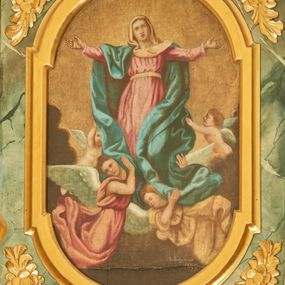 Zdjęcie nr 1: Obraz w kształcie stojącego prostokąta o dolnym i górnym boku zamkniętym łukiem nadwieszonym. W centrum kompozycji unosząca się na obłokach Maria, podtrzymywana przez anioły, ukazana frontalnie z szeroko rozłożonymi na boki rękami. Twarz owalna z wąskimi ustami, długim nosem, wzrokiem skierowanym ku górze, włosy jasne. Maria ubrana jest w różową suknię, przewiązaną w talii beżowym paskiem, na ramiona ma założony niebieski płaszcz, silnie drapowany, a na głowie jasnobeżowy welon z prawym końcem zarzuconym przez lewe ramię. Poniżej dwa anioły unoszące na swoich ramionach Matkę Boską. Anioł po lewej stronie ubrany jest w czerwoną tunikę, a anioł po prawej w żółtą tunikę. Powyżej, po bokach Marii dwa małe putta również unoszące Matkę Boską. Skrzydła aniołów w kolorze biały. W dolnej części obrazu tło pochmurne, w górnej złocone. W prawym, dolnym narożu obrazu sygnatura: „S. Bochyński / 1899”. Rama drewniana, profilowana, złocona. 