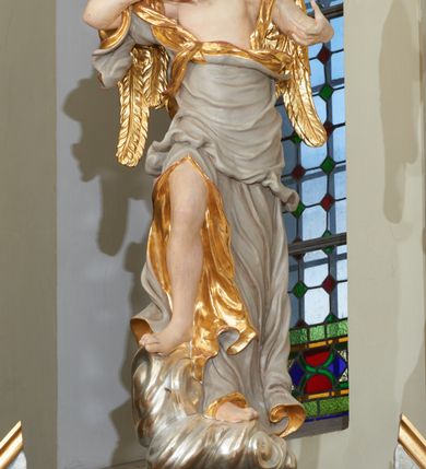 Zdjęcie nr 8: Nastawa ołtarzowa architektoniczna, jednoosiowa z bramkami, jednokondygnacyjna ze zwieńczeniem; na podwójnym cokole, zryzalitowanym w narożach. Ołtarz murowany, prostopadłościenny, w drewnianej obudowie; mensa drewniana. Antepedium proste, w formie leżącego prostokąta, obwiedzione profilowaną, złoconą ramą, w polu marmoryzowane. Tabernakulum w formie prostopadłościennej skrzynki o ściętych narożach z przodu, obite fakturowaną blachą zdobioną literami alfa i omega; w trójosiowej, drewnianej obudowie. Nad tabernakulum tron wystawienia w formie obrotowej niszy, z jednej strony zakończonej u góry wieńcem utworzonym z kwiatów i muszli, ujętej ramą utworzoną z wieńca laurowego, z glorią promienistą w polu i medalionem z napisem: „ŚWIĘTY, ŚWIETY, ŚWIĘTY”. Z drugiej strony przypominającą kaplicę kopułową z niszą z krucyfiksem, ujętą przez pilastry zdobione kampanulami; kopuła z płaskorzeźbionym przedstawieniem krzewu winnego grona i pęków zbóż. Osie boczne w formie aediculi flankowanych przez parę kolumienek, ustawionych na cokołach, dźwigających belkowanie. W prawej osi ustawiona niewielka figurka Matki Boskiej z Dzieciątkiem. Struktura ujęta uszami utworzonymi z liści akantu. 

Retabulum flankowane parą zdwojonych półfilarów, dźwigających pełne belkowanie z silnie wysuniętym gzymsem, nad polem głównym wyłamujące się w formę łuku odcinkowego oraz przerwany wolutowy przyczółek. Na osi podpór ustawione są pod kątem imposty, podtrzymywane przez płaskie muszle. W polu głównym kondygnacji obraz z przedstawieniem św. Katarzyny Aleksandryjskiej w prostokątnej, profilowanej ramie zamknięty łukiem półkolistym nadwieszonym, flankowany parą pilastrów o kapitelach kompozytowych i skręconych oraz spłaszczonych trzonach. Obraz ten stanowi zasuwę dla grupy Ukrzyżowania. Na kolejnych zasuwach obrazy: Najświętszego Serca Pana Jezusa w widzeniu św. Małgorzaty Marii Alacoque oraz papieża Jana Pawła II.
Cokoły dekorowane są płycinami z liśćmi akantu. Kondygnacja ujęta jest uszami utworzonymi z liści akantu i stylizowanej muszli. Trzony filarów zdobione są stylizowanymi kampanulami, a fryz dekorowany płycinami utworzonymi z liści akantu. Nad polem głównym zawieszone są cztery uskrzydlone główki anielskie pośród obłoków.

Zwieńczenie w formie stojącego prostokąta, ujęte parą lizen, zamknięte gzymsem i szczytem z krzyżem. W polu obraz w formie owalu z przedstawieniem św. Jakuba z Matką Boską z Pilar. Pole zwieńczenia ujęte jest spływami utworzonymi z liści akantu, wstęgi i rozetek kwiatowych; lizeny dekorowane kampanulami; w narożach pola dekoracja roślinna. Szczyt utworzony z krzyża ujętego spływami wolutowymi o wstędze przechodzącej w akant z dwiema rozetami kwiatowymi. Na przerwanym przyczółku siedzi para aniołków. Po bokach ołtarza bramki ujęte parami pilastrów na cokołach, podtrzymującymi belkowanie oraz przerwany przyczółek z cokołem pośrodku z figurami aniołów. Drzwi bramek w formie stojącego prostokąta zamkniętego łukiem półkolistym z płyciną zamkniętą łukiem półkolistym nadwieszonym w polu.
Struktura marmoryzowana w kolorze niebieskim, filary bladoróżowym; profile i ornamentyka złocone i srebrzone.
