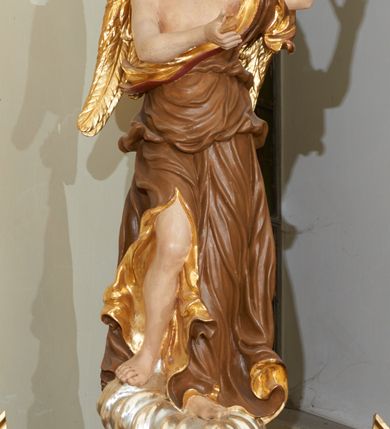 Zdjęcie nr 7: Nastawa ołtarzowa architektoniczna, jednoosiowa z bramkami, jednokondygnacyjna ze zwieńczeniem; na podwójnym cokole, zryzalitowanym w narożach. Ołtarz murowany, prostopadłościenny, w drewnianej obudowie; mensa drewniana. Antepedium proste, w formie leżącego prostokąta, obwiedzione profilowaną, złoconą ramą, w polu marmoryzowane. Tabernakulum w formie prostopadłościennej skrzynki o ściętych narożach z przodu, obite fakturowaną blachą zdobioną literami alfa i omega; w trójosiowej, drewnianej obudowie. Nad tabernakulum tron wystawienia w formie obrotowej niszy, z jednej strony zakończonej u góry wieńcem utworzonym z kwiatów i muszli, ujętej ramą utworzoną z wieńca laurowego, z glorią promienistą w polu i medalionem z napisem: „ŚWIĘTY, ŚWIETY, ŚWIĘTY”. Z drugiej strony przypominającą kaplicę kopułową z niszą z krucyfiksem, ujętą przez pilastry zdobione kampanulami; kopuła z płaskorzeźbionym przedstawieniem krzewu winnego grona i pęków zbóż. Osie boczne w formie aediculi flankowanych przez parę kolumienek, ustawionych na cokołach, dźwigających belkowanie. W prawej osi ustawiona niewielka figurka Matki Boskiej z Dzieciątkiem. Struktura ujęta uszami utworzonymi z liści akantu. 

Retabulum flankowane parą zdwojonych półfilarów, dźwigających pełne belkowanie z silnie wysuniętym gzymsem, nad polem głównym wyłamujące się w formę łuku odcinkowego oraz przerwany wolutowy przyczółek. Na osi podpór ustawione są pod kątem imposty, podtrzymywane przez płaskie muszle. W polu głównym kondygnacji obraz z przedstawieniem św. Katarzyny Aleksandryjskiej w prostokątnej, profilowanej ramie zamknięty łukiem półkolistym nadwieszonym, flankowany parą pilastrów o kapitelach kompozytowych i skręconych oraz spłaszczonych trzonach. Obraz ten stanowi zasuwę dla grupy Ukrzyżowania. Na kolejnych zasuwach obrazy: Najświętszego Serca Pana Jezusa w widzeniu św. Małgorzaty Marii Alacoque oraz papieża Jana Pawła II.
Cokoły dekorowane są płycinami z liśćmi akantu. Kondygnacja ujęta jest uszami utworzonymi z liści akantu i stylizowanej muszli. Trzony filarów zdobione są stylizowanymi kampanulami, a fryz dekorowany płycinami utworzonymi z liści akantu. Nad polem głównym zawieszone są cztery uskrzydlone główki anielskie pośród obłoków.

Zwieńczenie w formie stojącego prostokąta, ujęte parą lizen, zamknięte gzymsem i szczytem z krzyżem. W polu obraz w formie owalu z przedstawieniem św. Jakuba z Matką Boską z Pilar. Pole zwieńczenia ujęte jest spływami utworzonymi z liści akantu, wstęgi i rozetek kwiatowych; lizeny dekorowane kampanulami; w narożach pola dekoracja roślinna. Szczyt utworzony z krzyża ujętego spływami wolutowymi o wstędze przechodzącej w akant z dwiema rozetami kwiatowymi. Na przerwanym przyczółku siedzi para aniołków. Po bokach ołtarza bramki ujęte parami pilastrów na cokołach, podtrzymującymi belkowanie oraz przerwany przyczółek z cokołem pośrodku z figurami aniołów. Drzwi bramek w formie stojącego prostokąta zamkniętego łukiem półkolistym z płyciną zamkniętą łukiem półkolistym nadwieszonym w polu.
Struktura marmoryzowana w kolorze niebieskim, filary bladoróżowym; profile i ornamentyka złocone i srebrzone.
